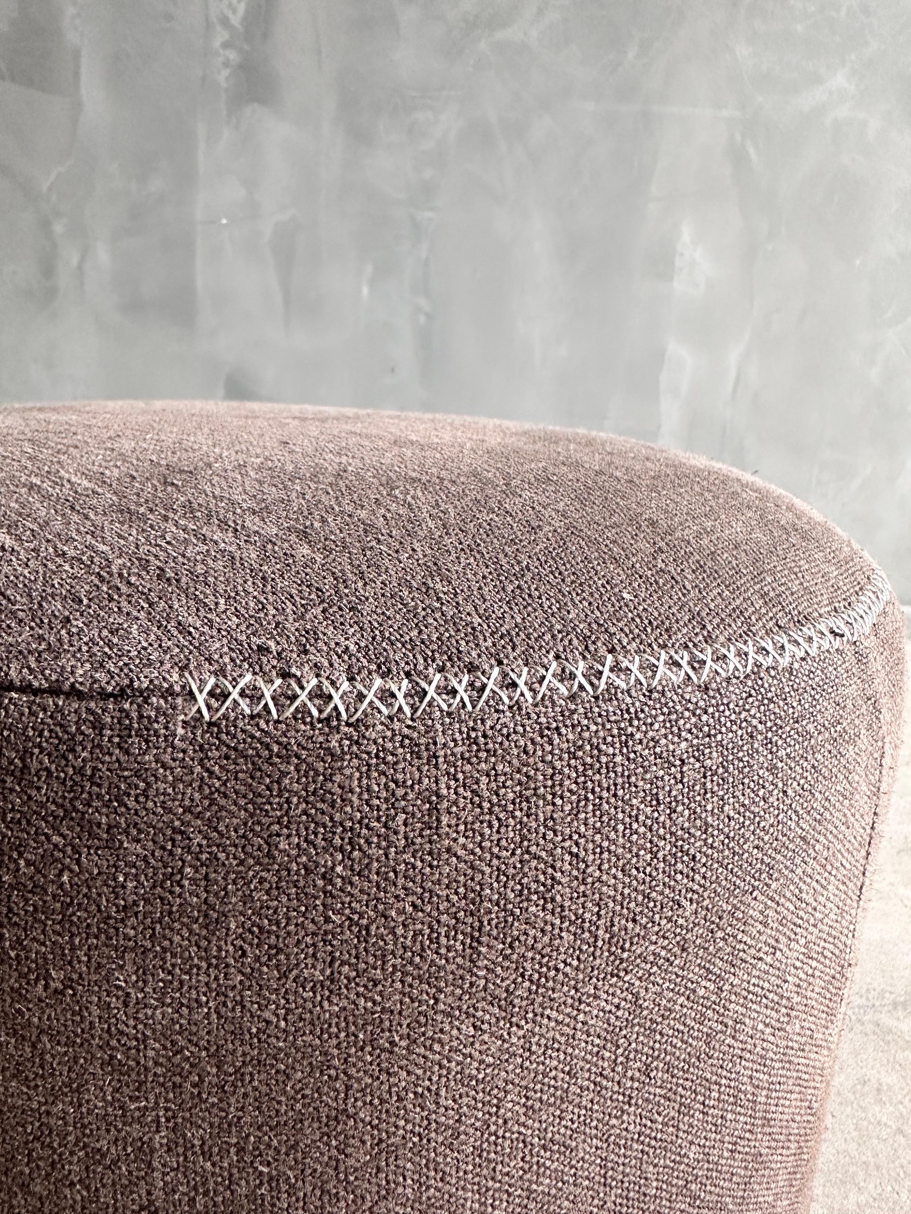 Ti presentiamo l'ottomana rotonda Bailey Petite, con eleganti gambe in quercia bianca rifinite in tono medio. Rivestito in un sofisticato lino pesante, questo pouf è versatile ed elegante. La robusta struttura in legno massiccio garantisce una lunga