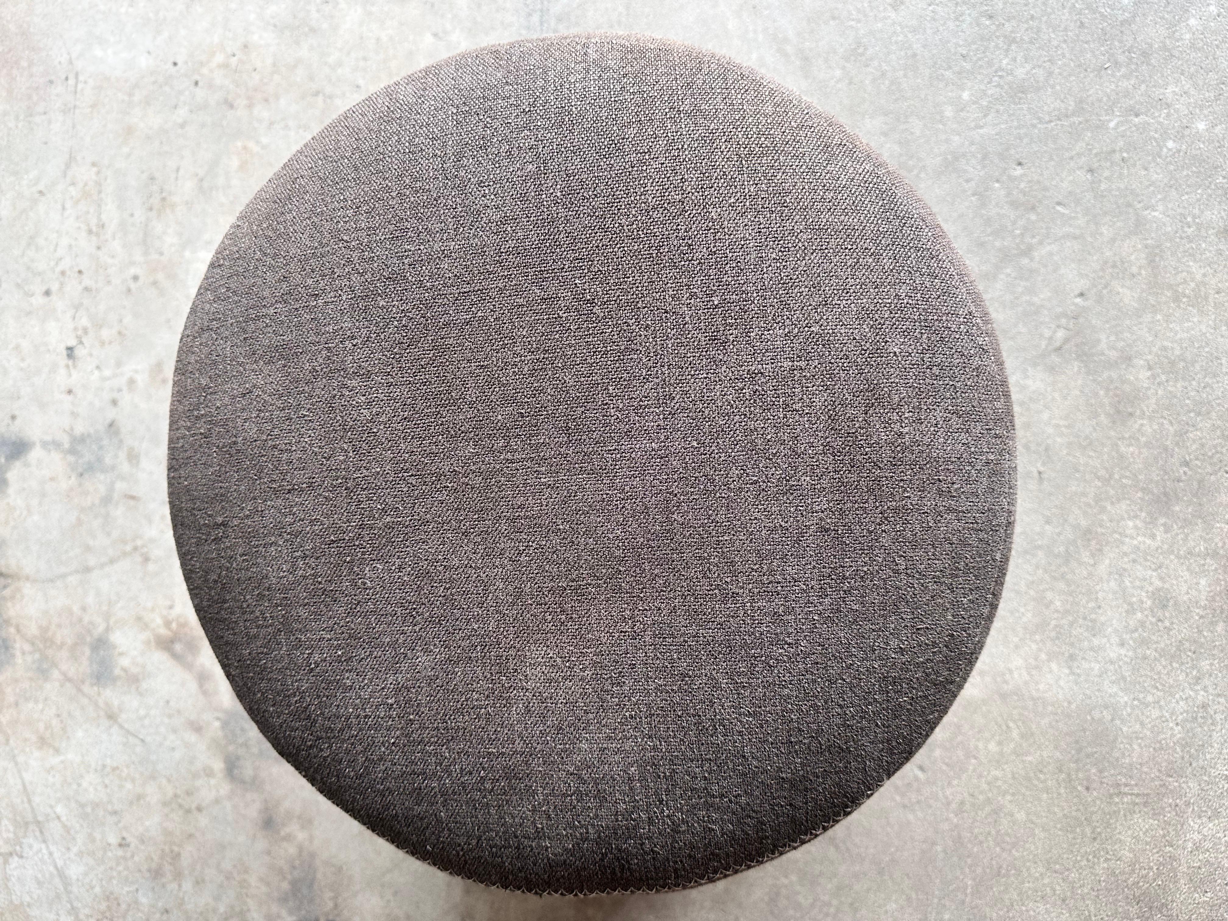XXI secolo e contemporaneo Sgabello rotondo in lino marrone Coco con dettagli cuciti a mano e gambe in Oak bianco in vendita