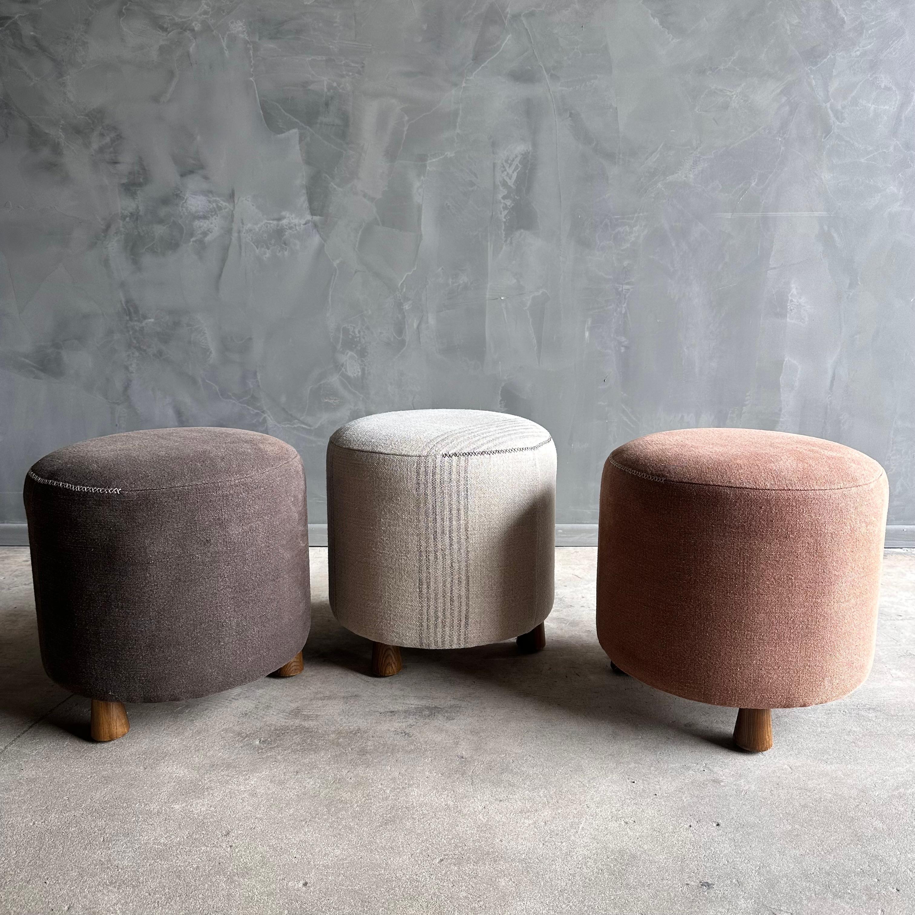 Sgabello rotondo in lino marrone Coco con dettagli cuciti a mano e gambe in Oak bianco in vendita 1
