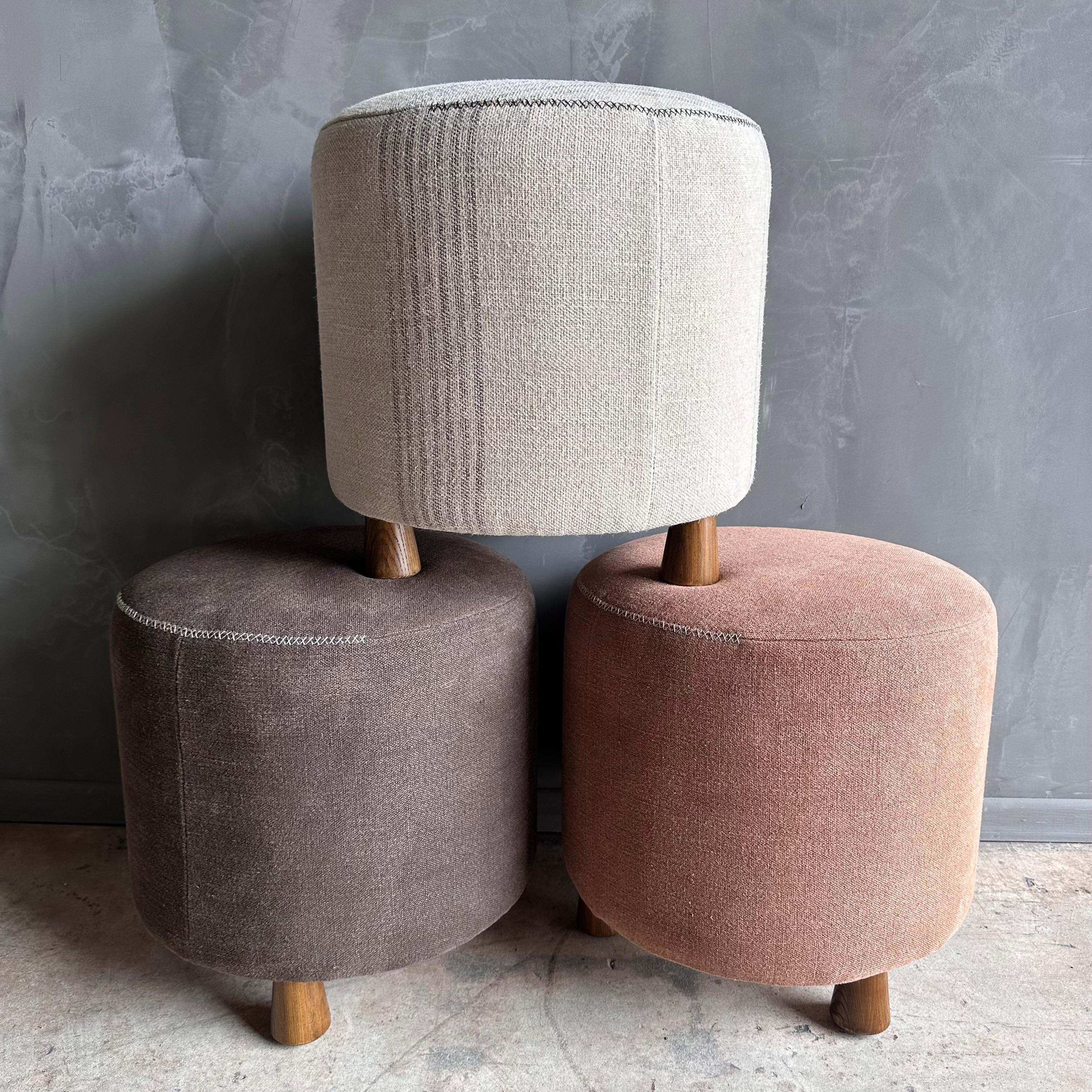 Sgabello rotondo in lino marrone Coco con dettagli cuciti a mano e gambe in Oak bianco in vendita 2