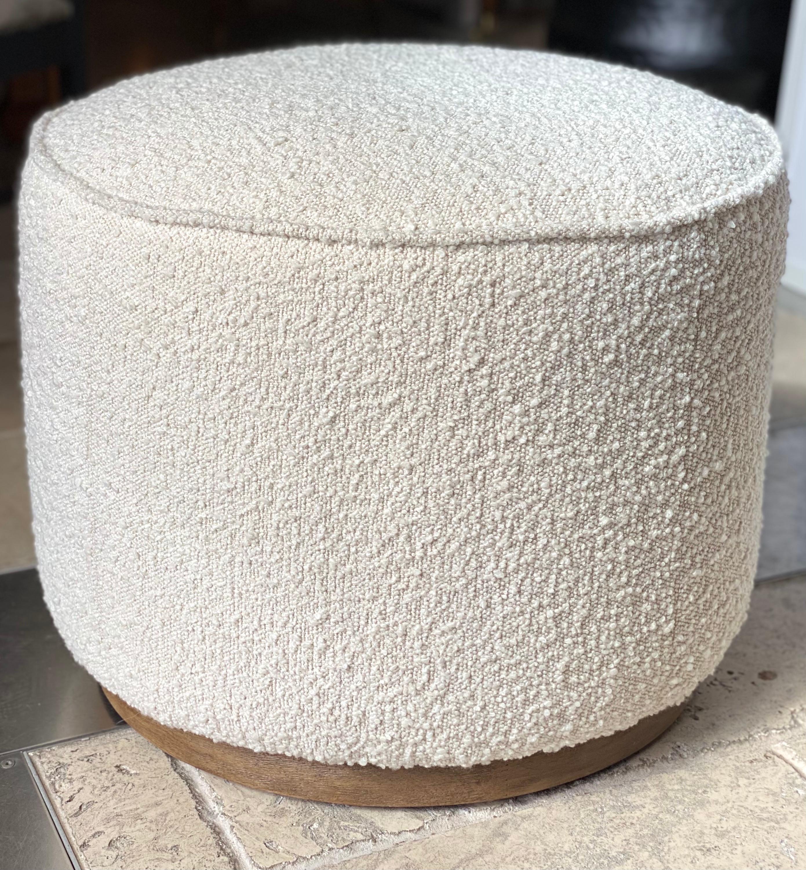 Round stool off white

Measures: 22