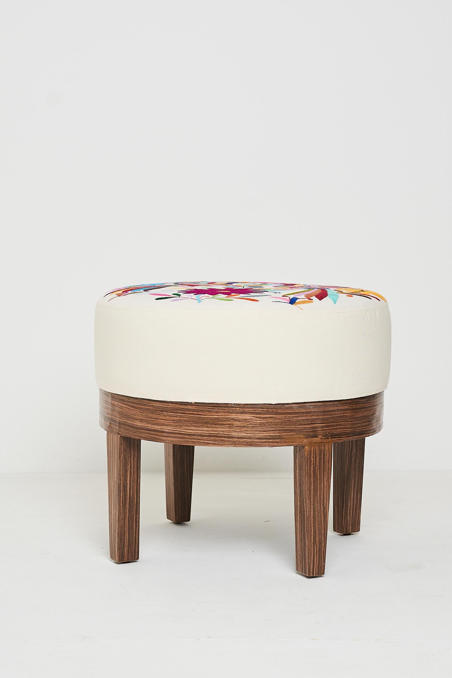 Arts and Crafts Sgabello rotondo con ricamo artigianale in vendita