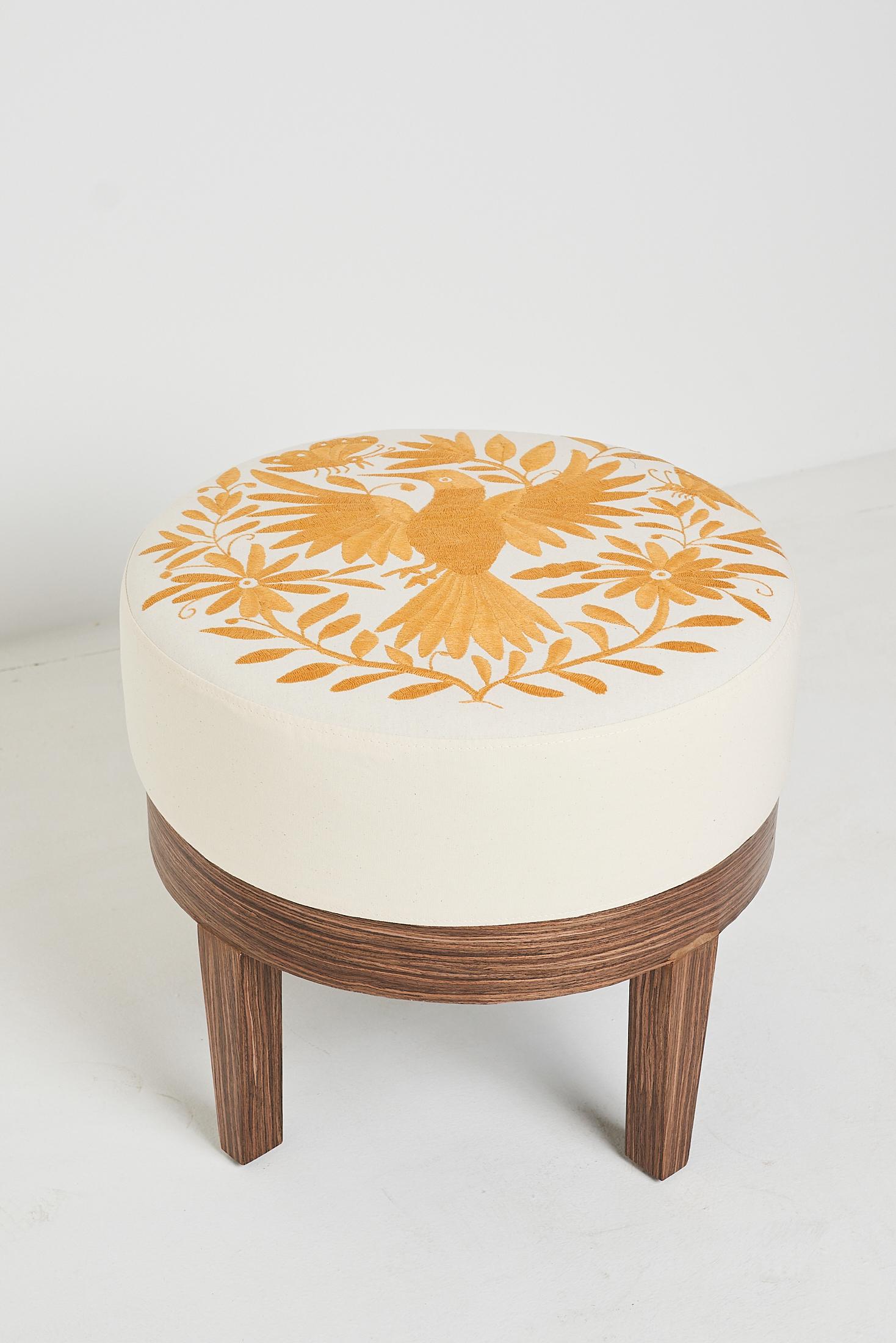 Round Stool with Artisan Embroidery In New Condition For Sale In HUIXQUILUCAN, MX