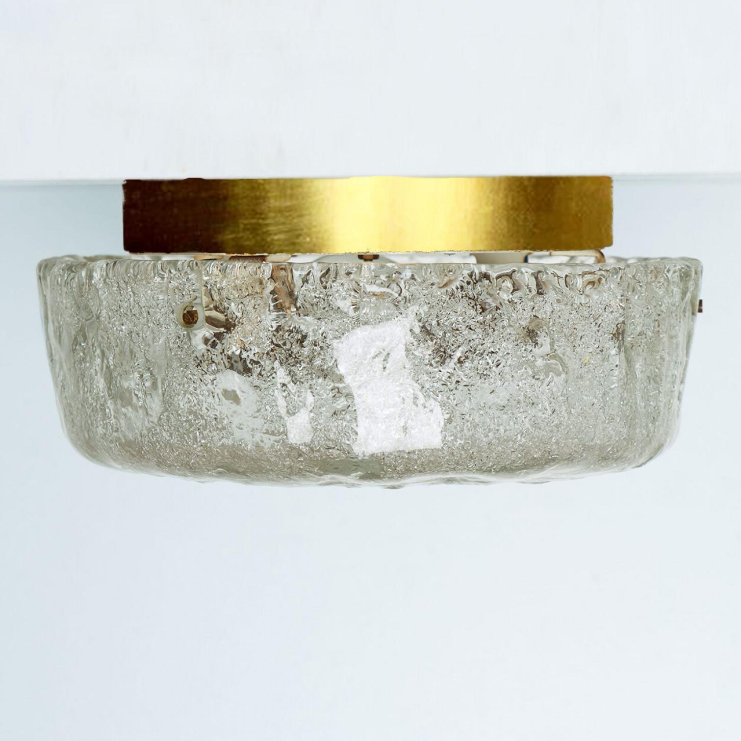 Magnifique encastré de Hillebrand, fabriqué en 1970 en Allemagne. Le verre richement texturé donne un éclat merveilleux. Le verre rond est monté sur une plaque arrière en métal de couleur laiton.

Peut être utilisée comme applique murale ou