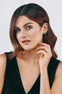 Orecchini rotondi in oro giallo 18k con smalto blu guilloche e 48 diamanti 0,36 carati