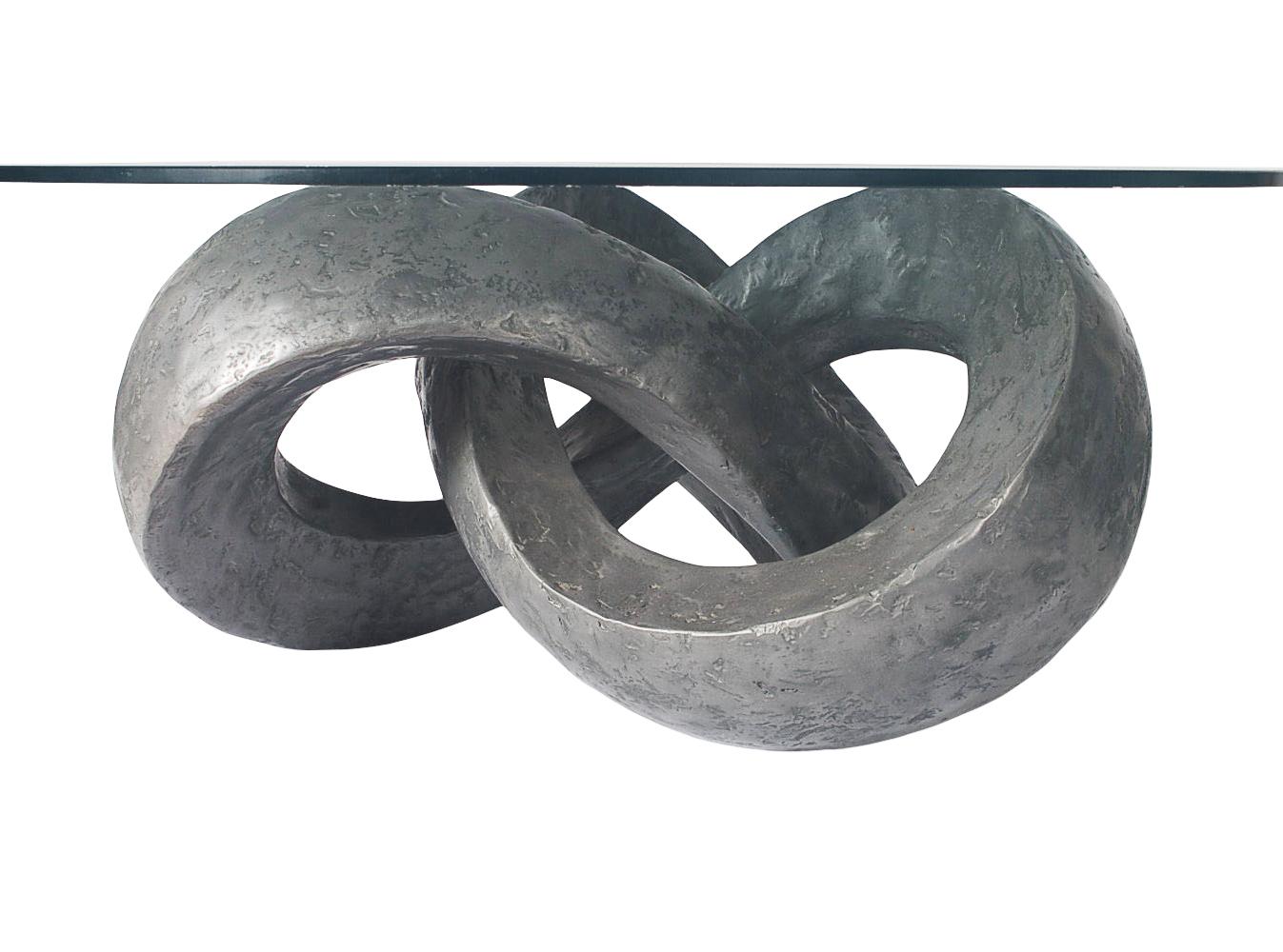 Une véritable pièce d'apparat qui a très probablement été fabriquée dans un studio dans les années 60 ou 70. Il se caractérise par une base texturée en acier galvanisé et un plateau en verre épais et transparent.