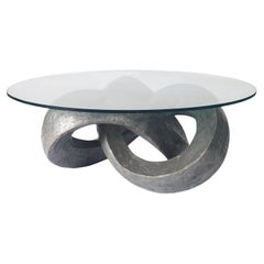 Tavolino da caffè moderno astratto rotondo Studio A Mid Century con forma scultorea e vetro