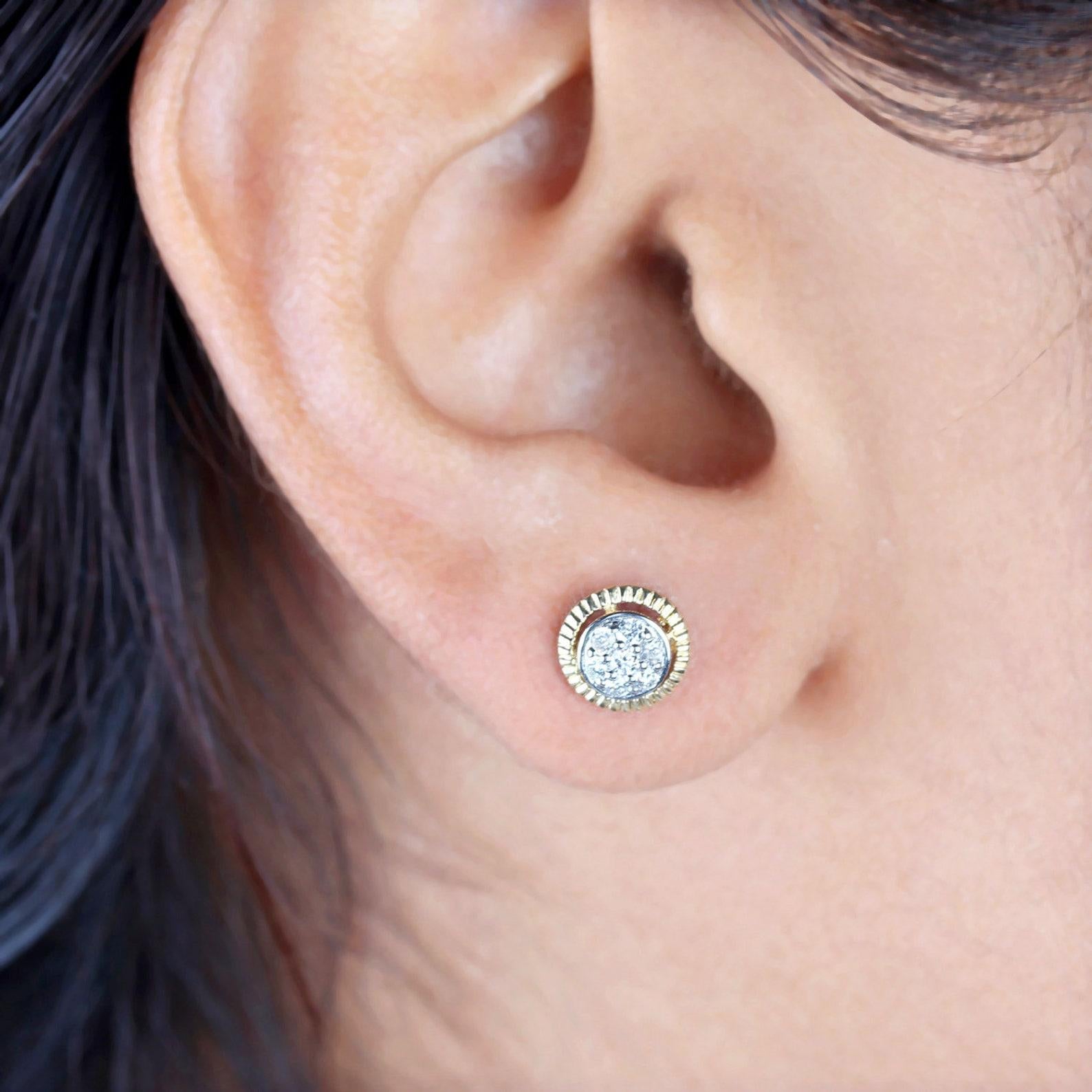 Orecchino rotondo in oro giallo 14k con diamante naturale Regalo unico per le donne in vendita 1