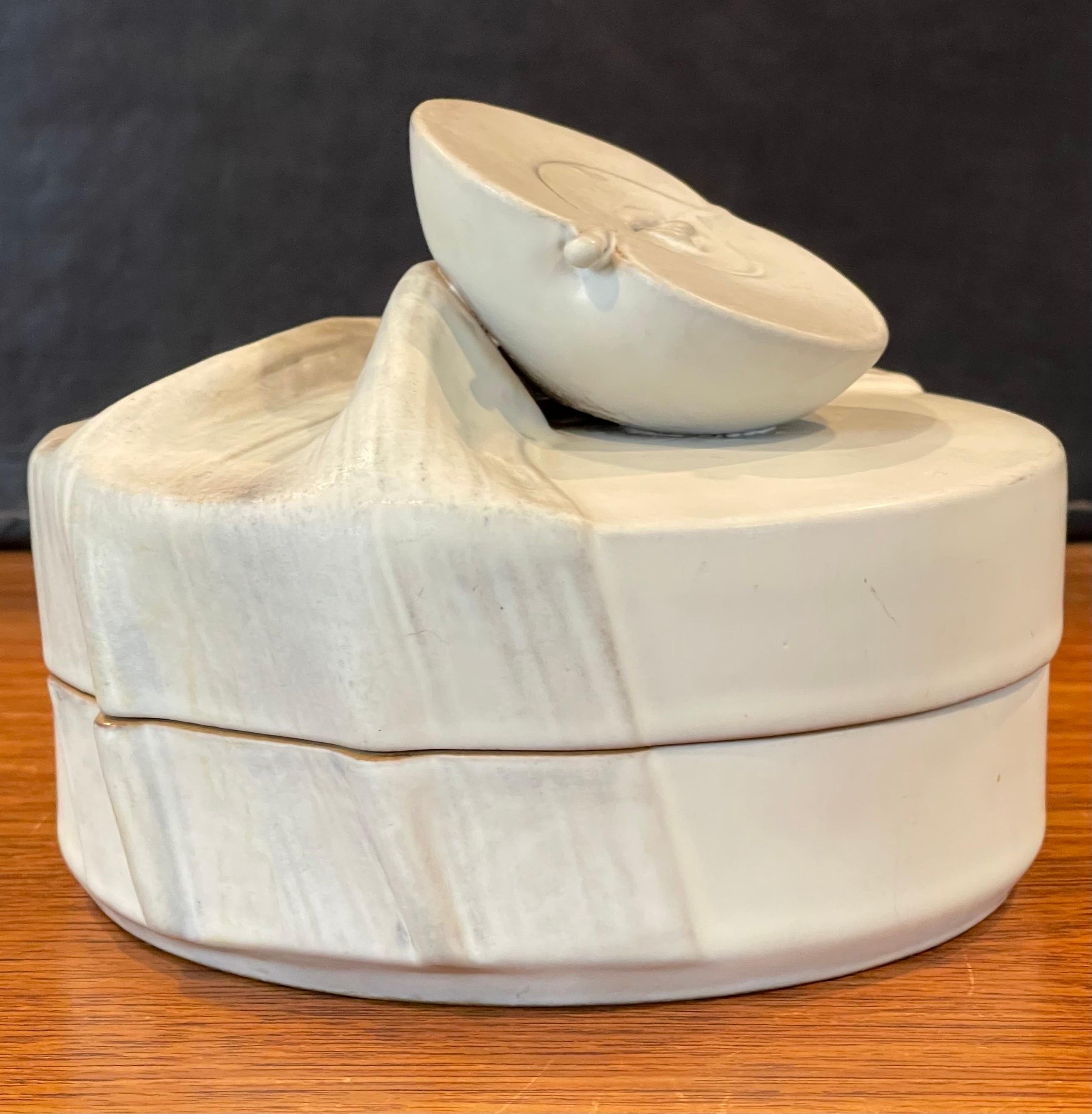 Boîte à bijoux ronde à couvercle en céramique stylisée avec motif de pomme de Rosenthal en vente 4
