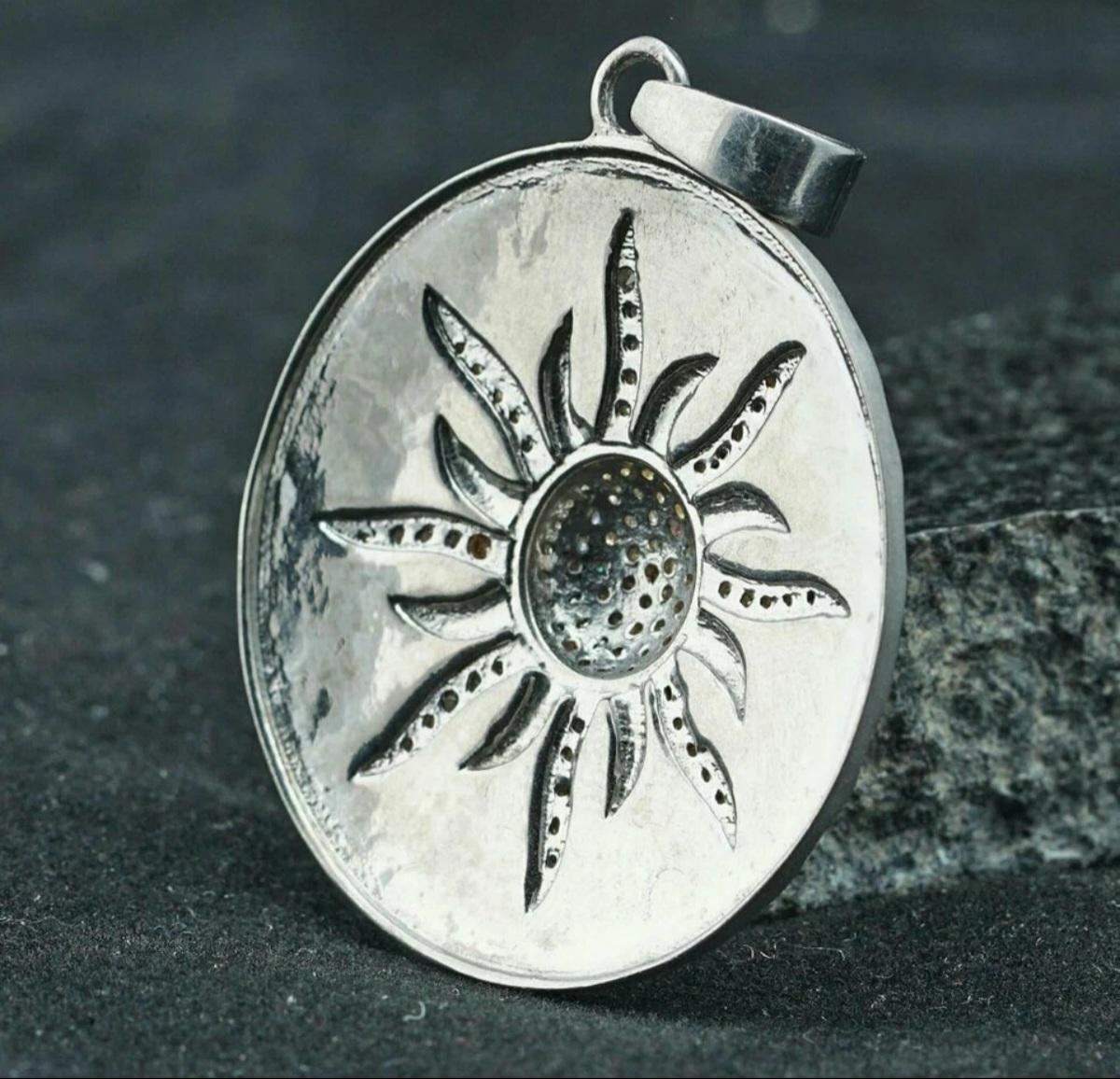 Taglio rotondo Ciondolo a forma di sole rotondo con pavé di diamanti Gioielli in argento 925 Regalo di compleanno per lei. in vendita