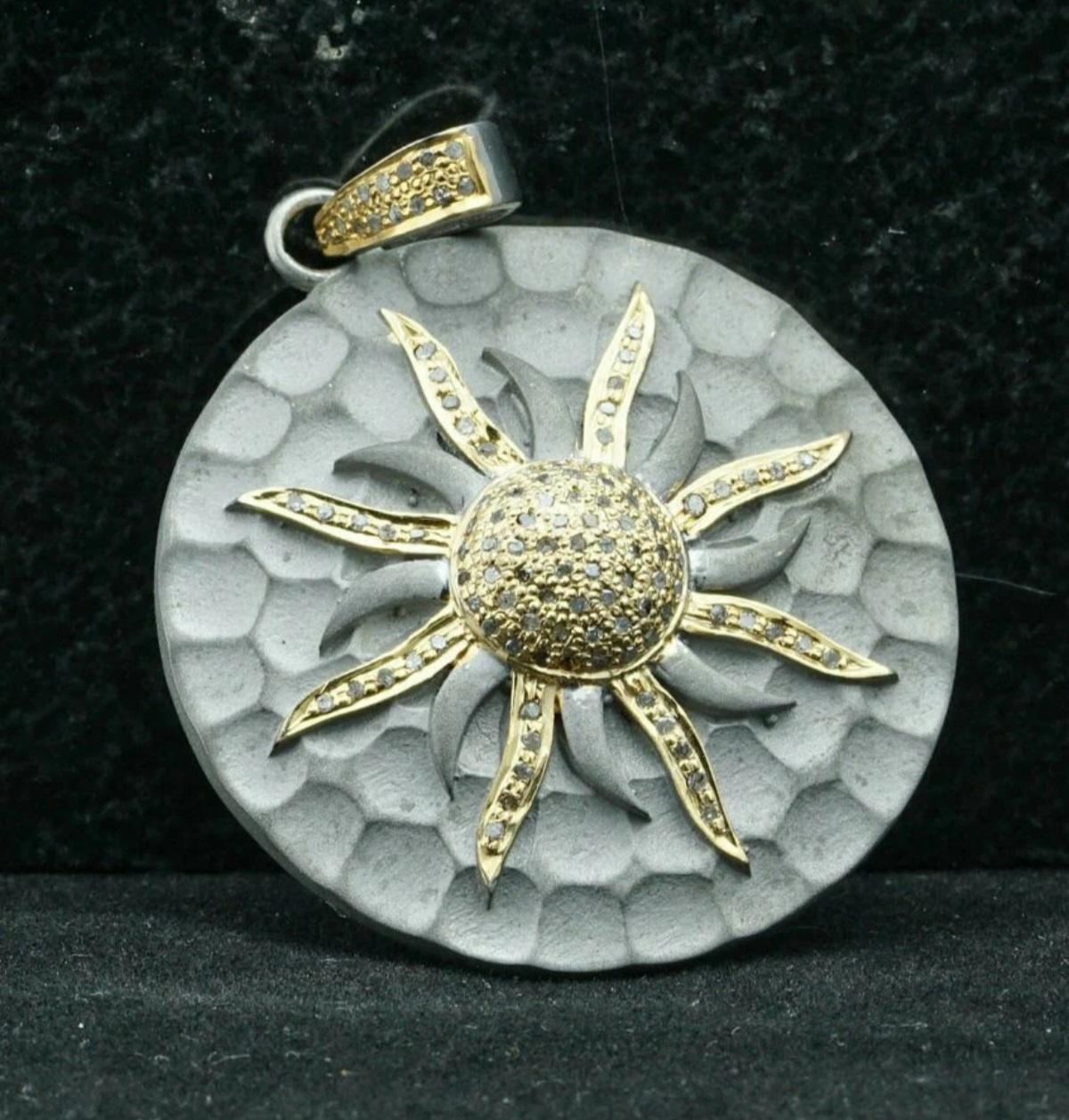 Ciondolo a forma di sole rotondo con pavé di diamanti Gioielli in argento 925 Regalo di compleanno per lei. In condizioni Nuovo in vendita a Chicago, IL