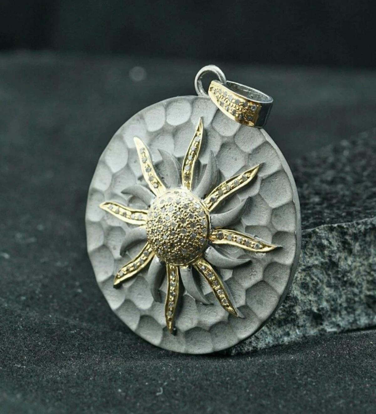 da uomo o donna Ciondolo a forma di sole rotondo con pavé di diamanti Gioielli in argento 925 Regalo di compleanno per lei. in vendita
