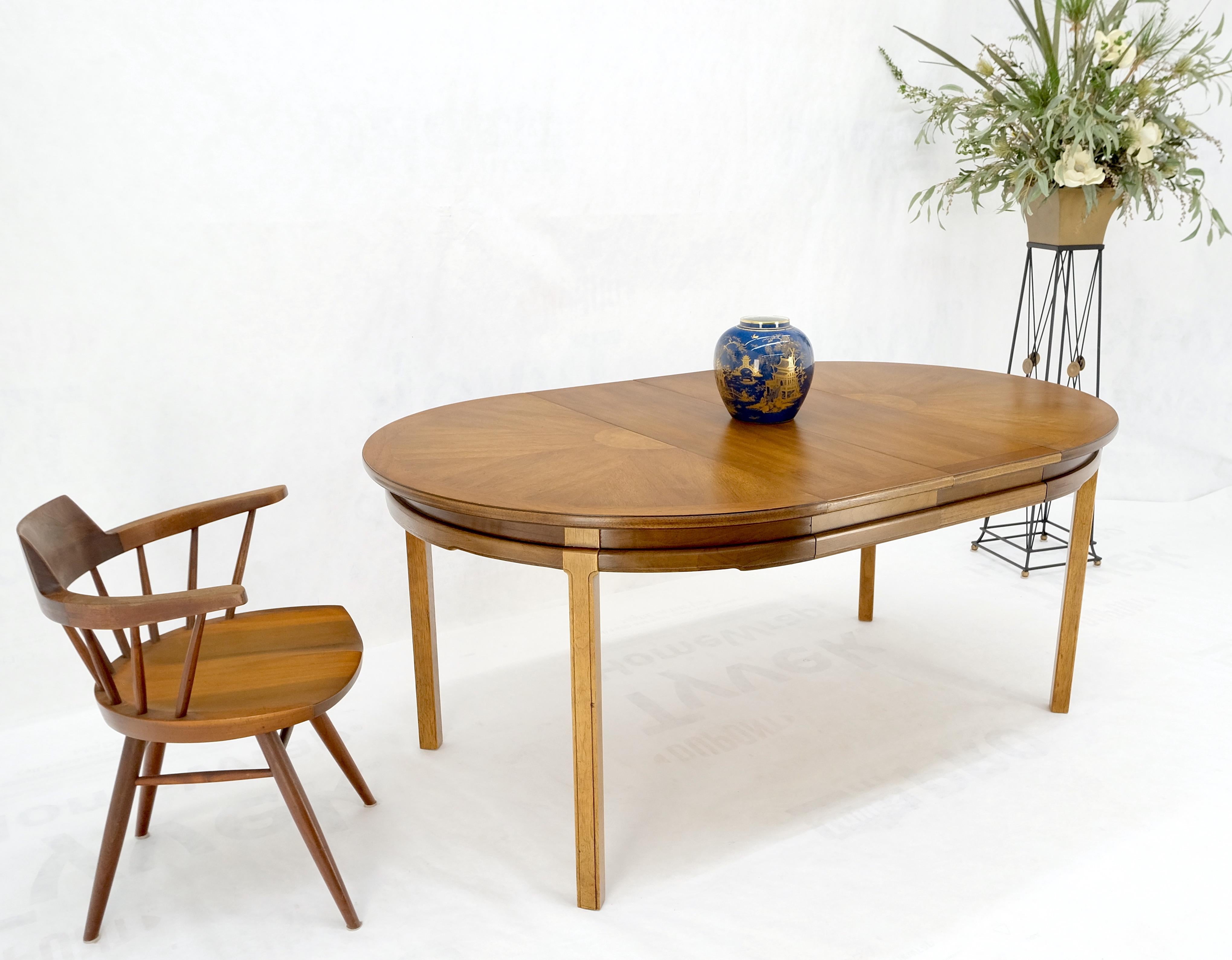 Round Sunburst Pattern Mid-Century Modern Dining Table with Two Leaves Mint For Sale 5