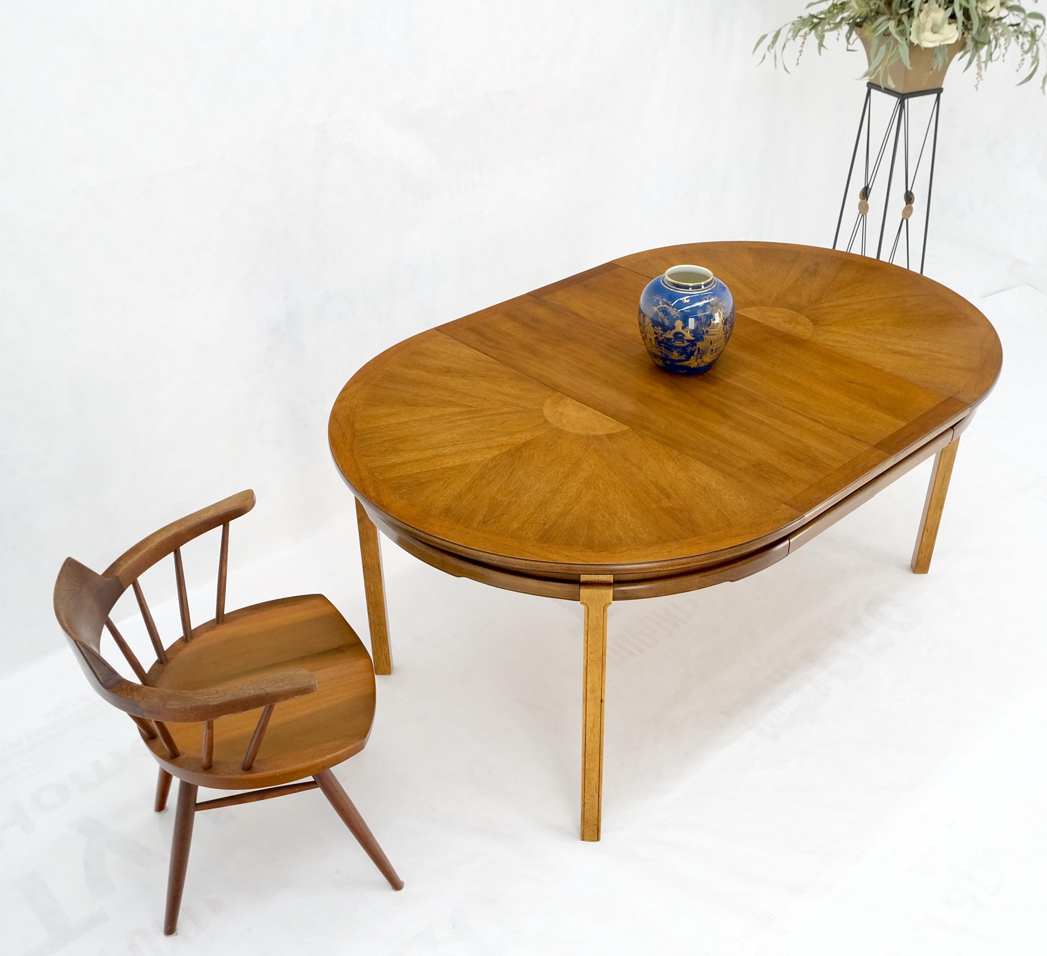 Round Sunburst Pattern Mid-Century Modern Dining Table with Two Leaves Mint In Good Condition For Sale In Rockaway, NJ