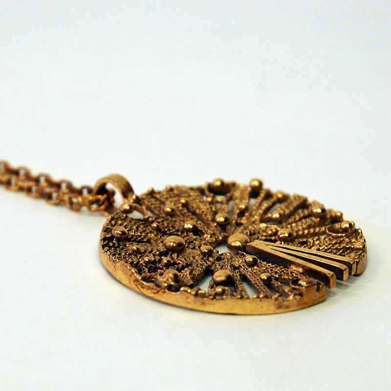 Round sunshaped vintage bronze necklace 1960-1970s In Good Condition For Sale In Stokholm, SE