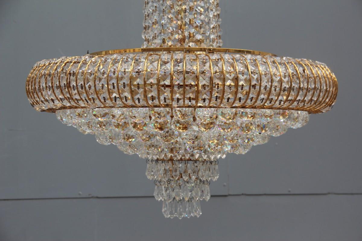 Elegant Swarovski chandelier 1970 gold-plated crystal Italian design diamond.
Presents 19 E14 light bulbs max 40 watt each.