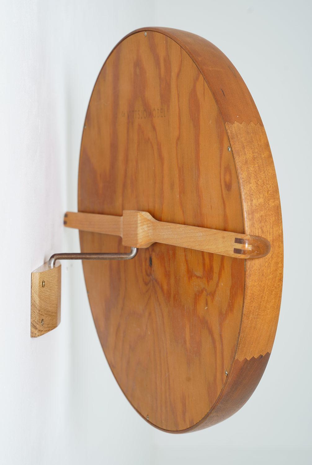 Runder schwedischer Mid-Century-Spiegel aus Teakholz von Uno & sten Kristiansson für Luxus (Eichenholz) im Angebot