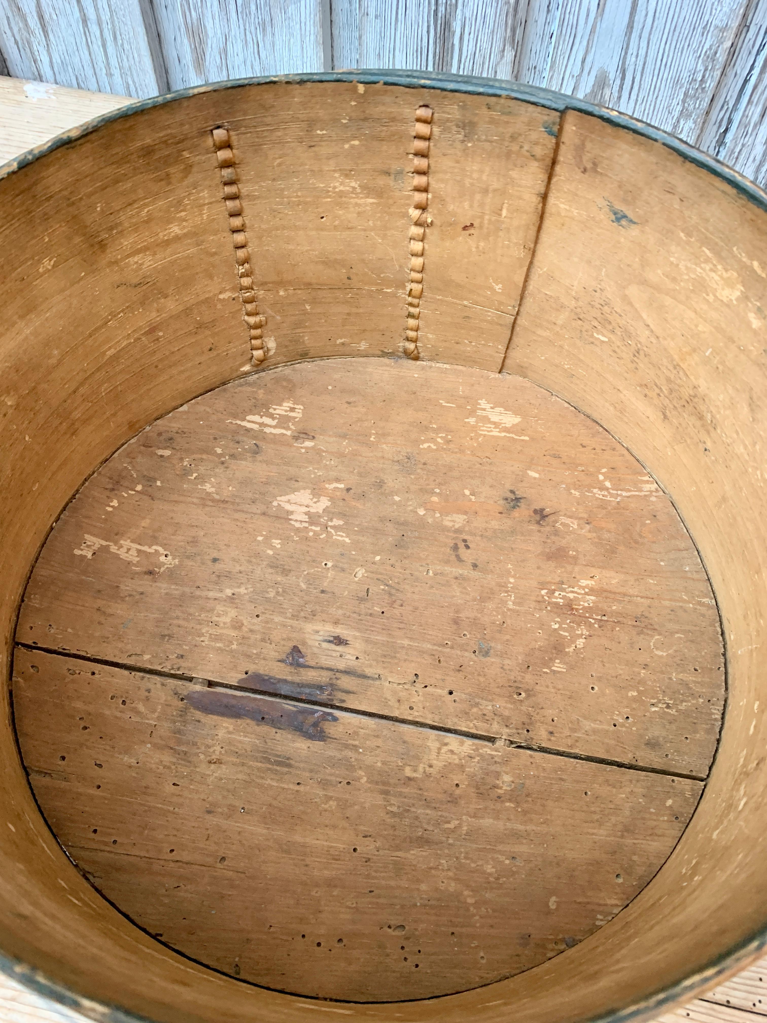 Caja redonda sueca original pintada de arte popular para sombreros fechada en 1815 3
