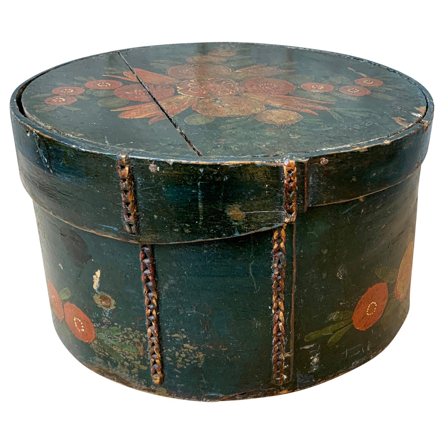 Una caja de arte popular sueco del siglo XIX con la pintura original.
Esta caja pintada con una decoración floral lleva la inicial 
