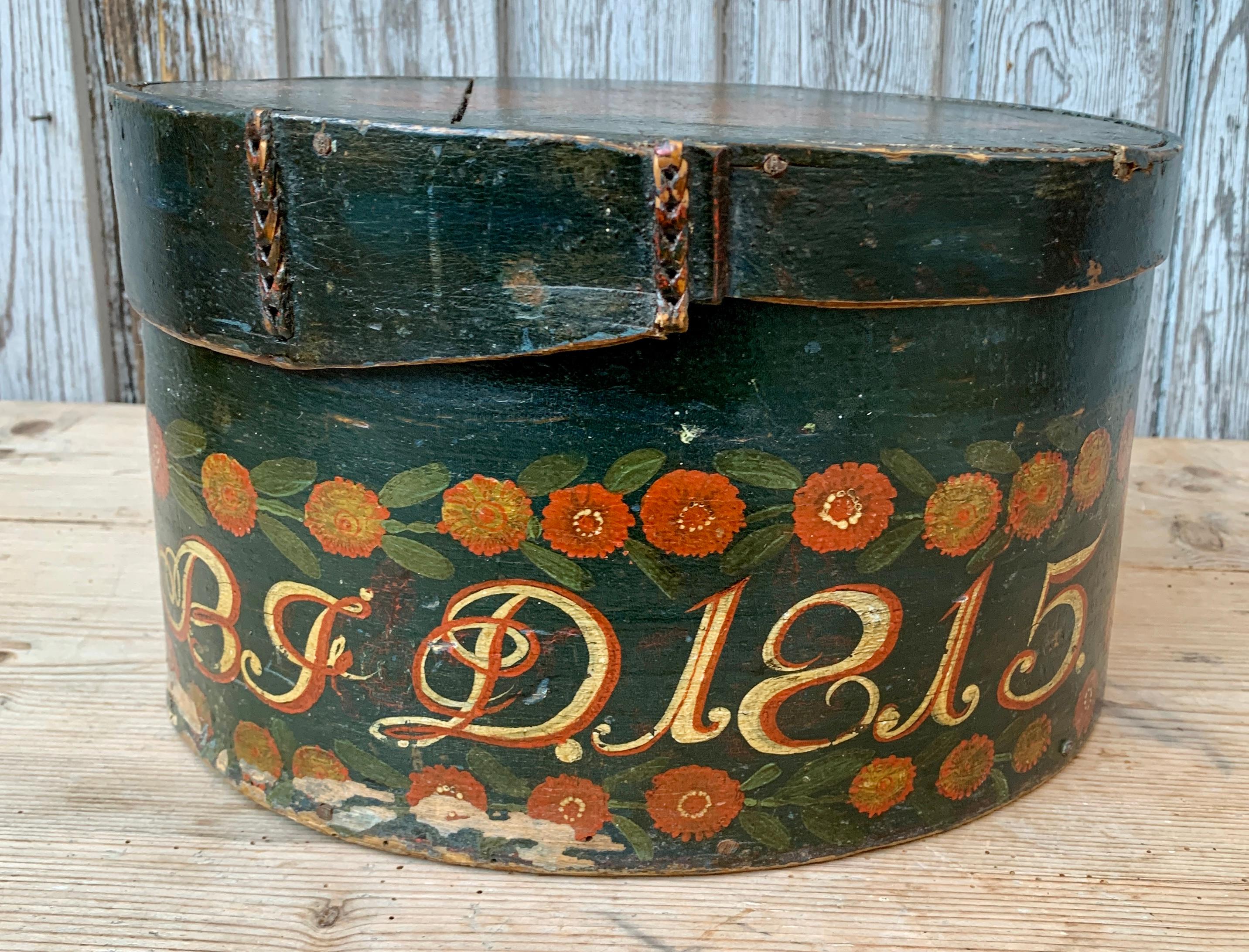 Caja redonda sueca original pintada de arte popular para sombreros fechada en 1815 Pintado