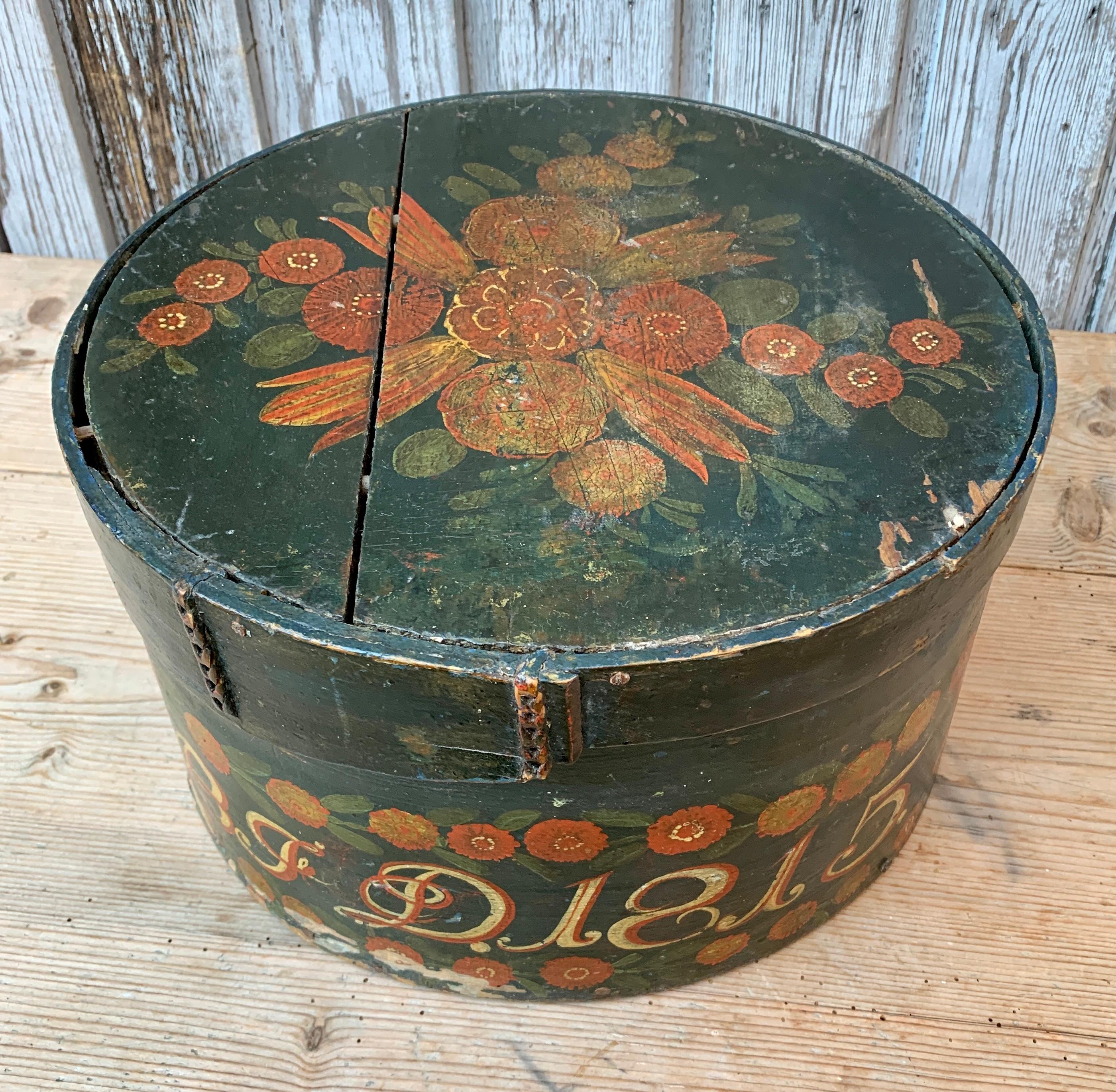 Caja redonda sueca original pintada de arte popular para sombreros fechada en 1815 en Bueno Estado en Haddonfield, NJ