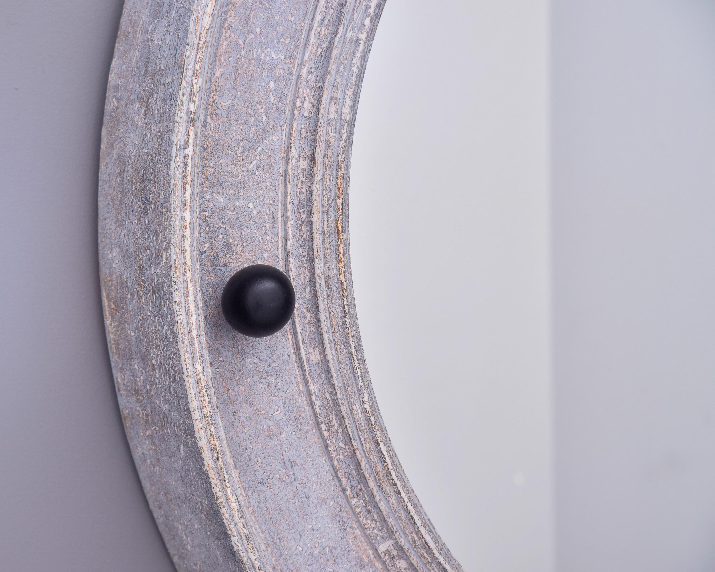 Round Swedish Style Mirror with Gray Paint and Black Spheres For Sale 4