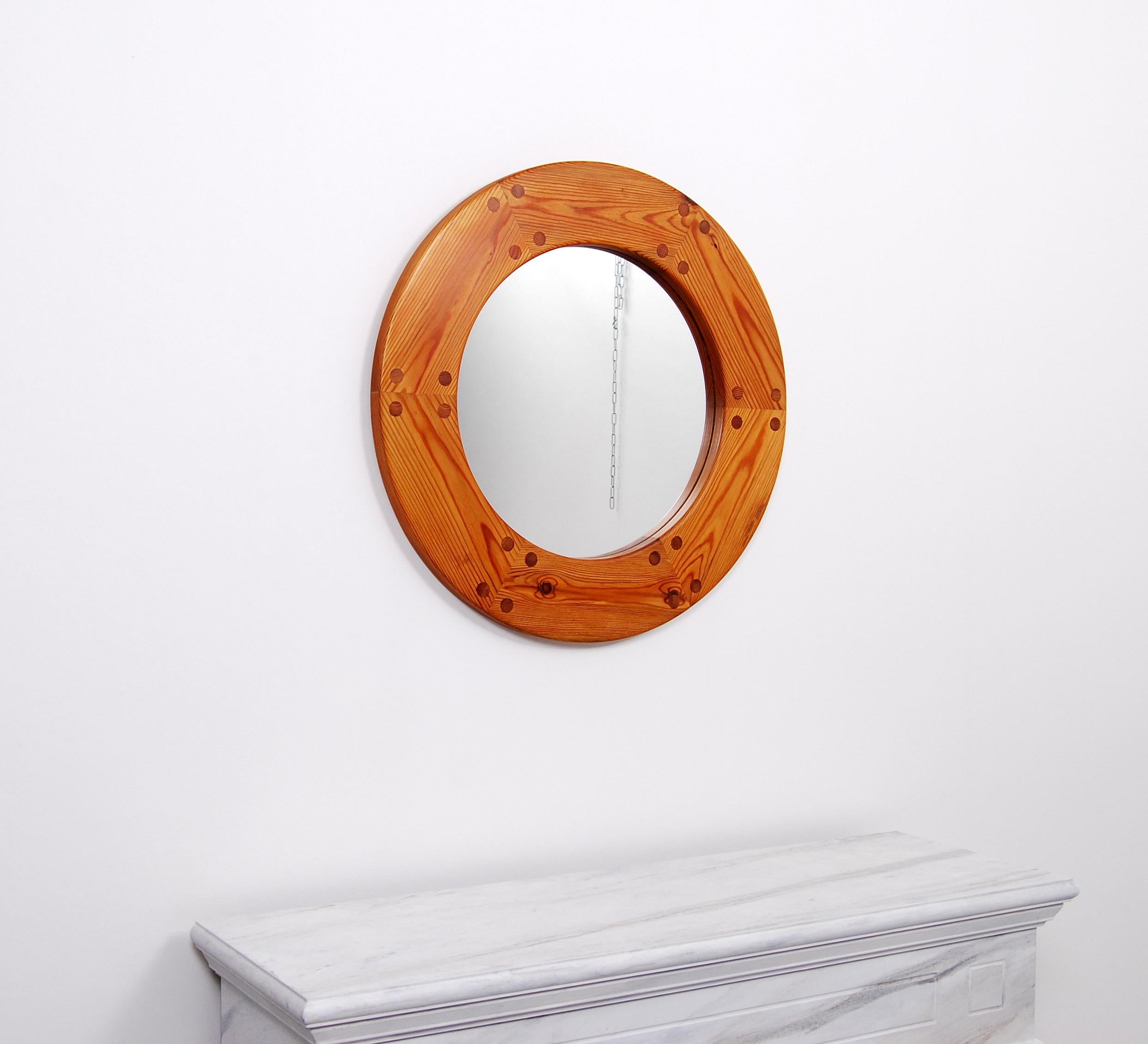 Round mirror by Luxus Sweden, in solid pine with elegant details. Very good original condition.
 