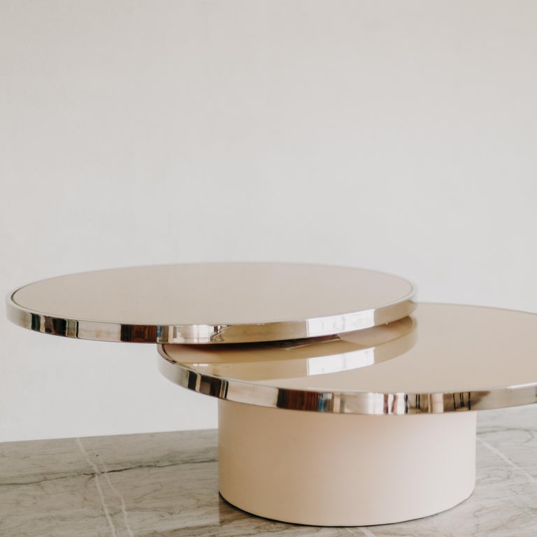 Table basse ronde pivotante en verre ivoire et chrome du Design Institute  of America sur 1stDibs