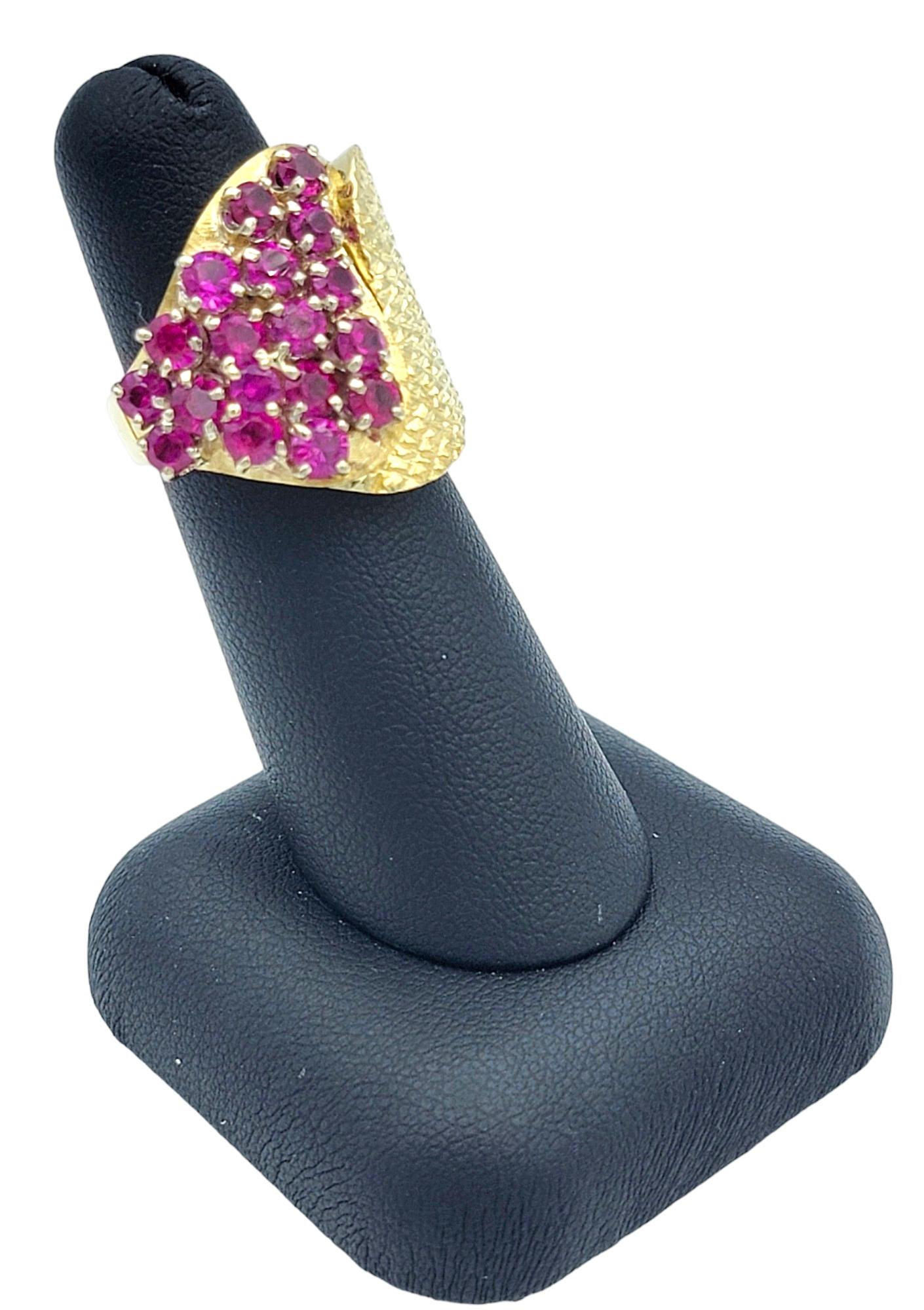 Bague cocktail ronde en grappe de rubis synthétiques avec or jaune texturé 18 carats en vente 5