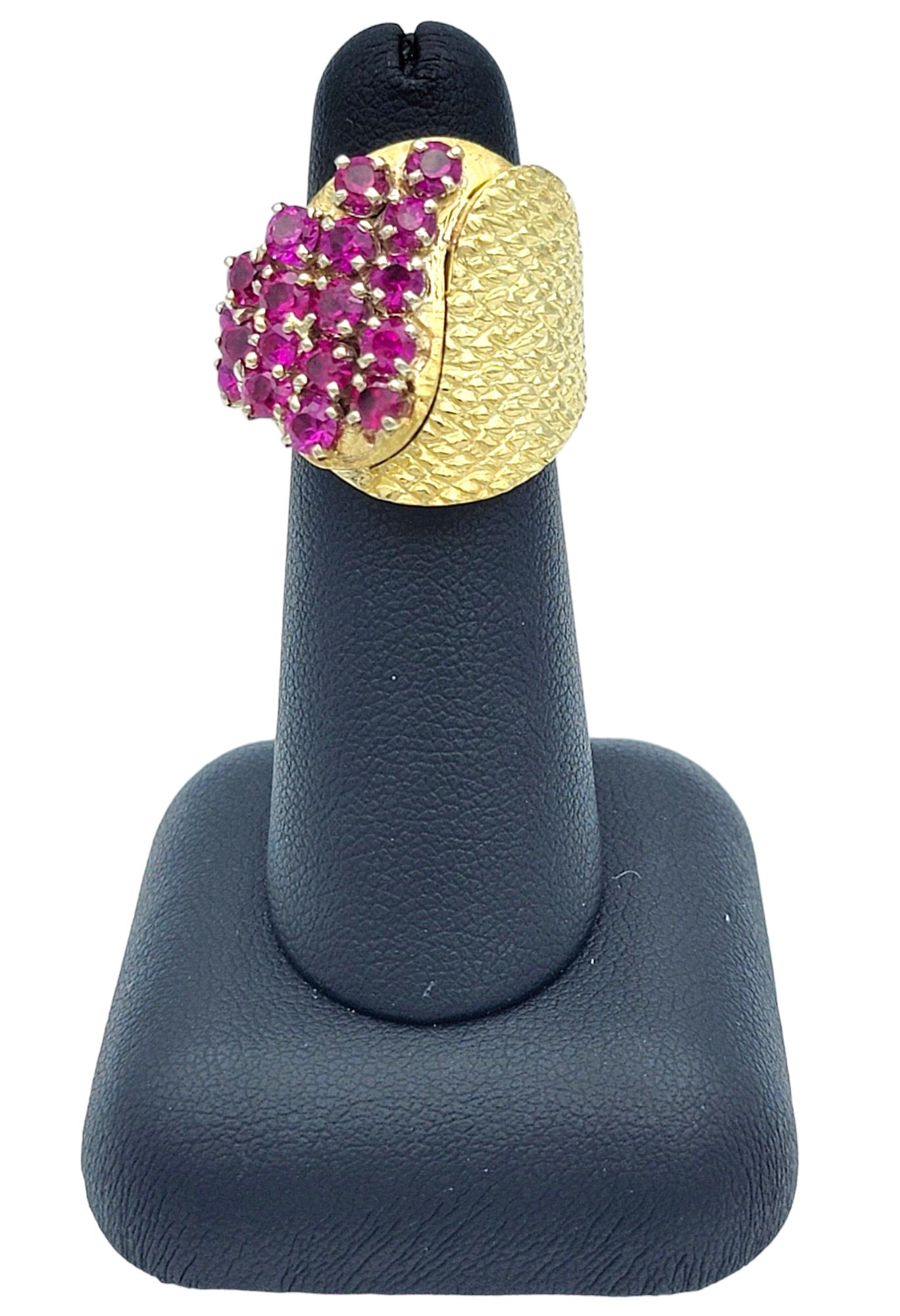 Bague cocktail ronde en grappe de rubis synthétiques avec or jaune texturé 18 carats en vente 6
