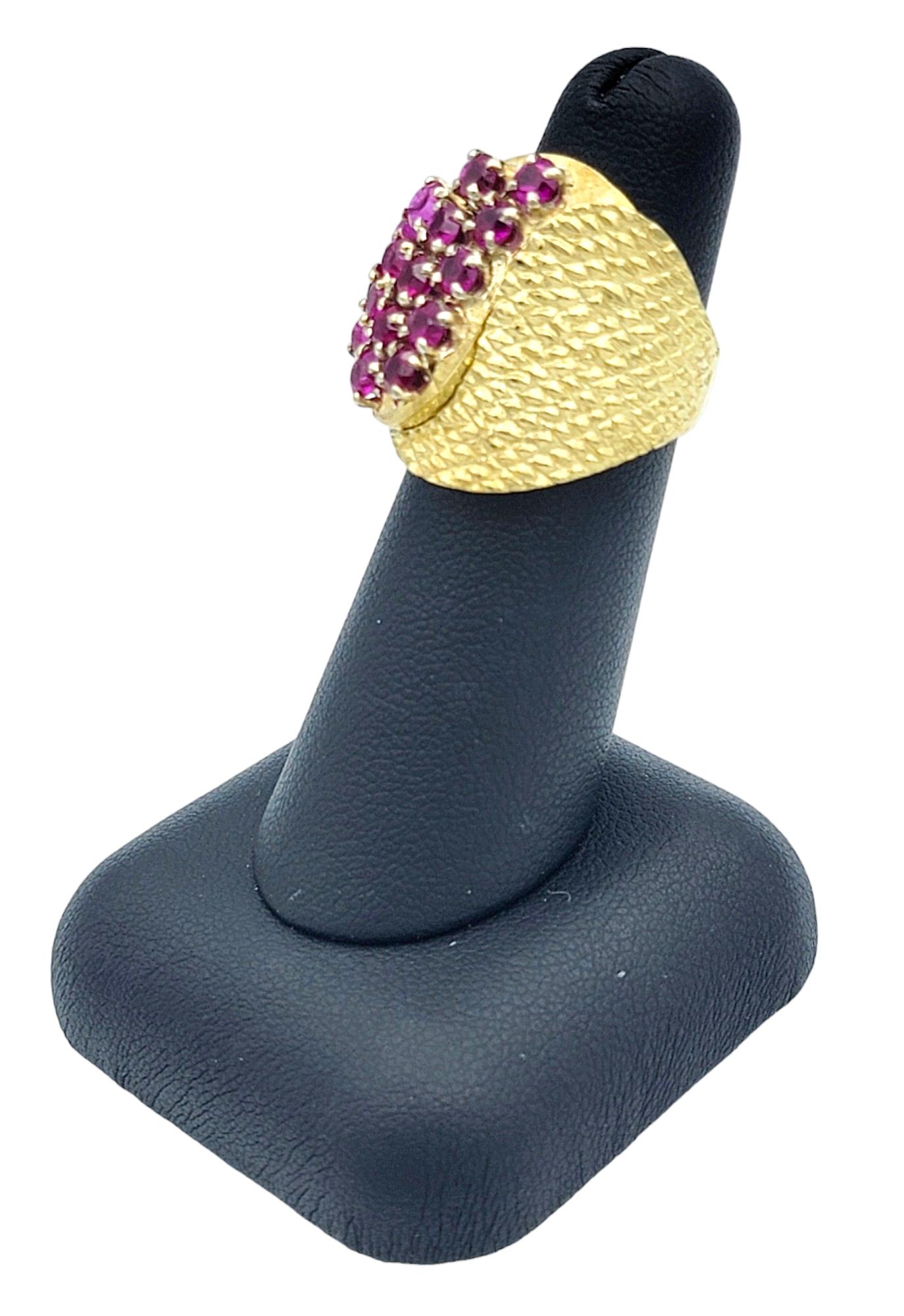 Bague cocktail ronde en grappe de rubis synthétiques avec or jaune texturé 18 carats en vente 7