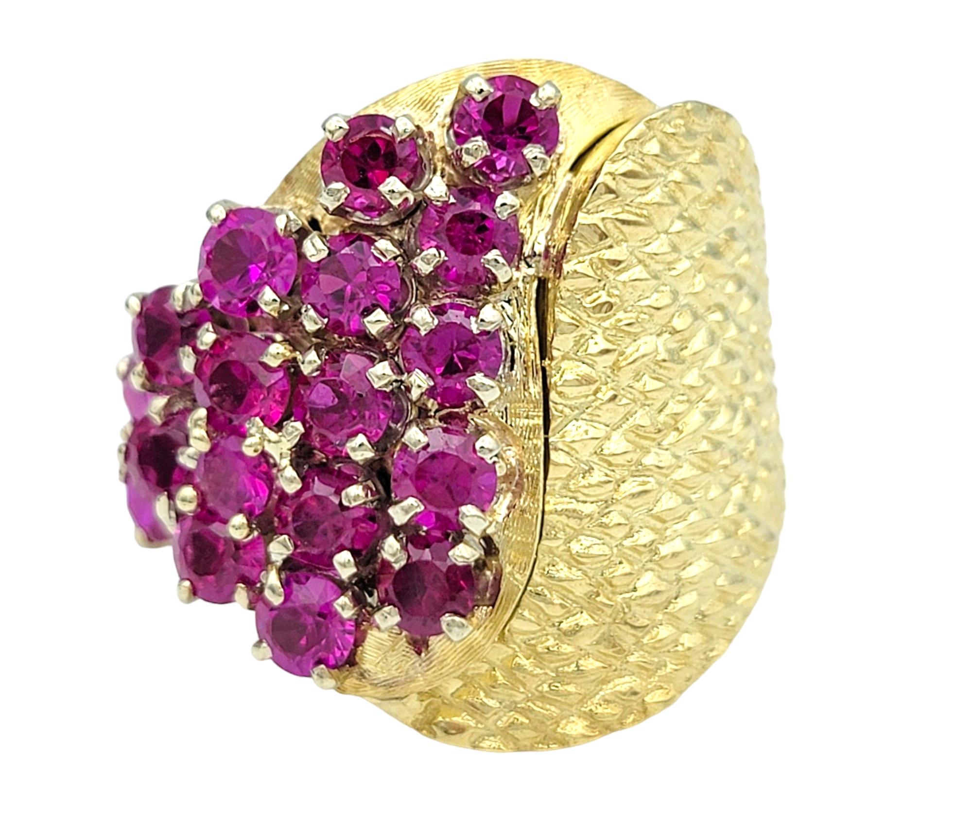 Taille de l'anneau : 5.25

Nous vous présentons notre exquise bague cocktail à grappes de rubis synthétiques en or jaune 18 carats, un chef-d'œuvre qui allie harmonieusement le luxe et l'art. Cette bague est conçue pour captiver et impressionner, ce