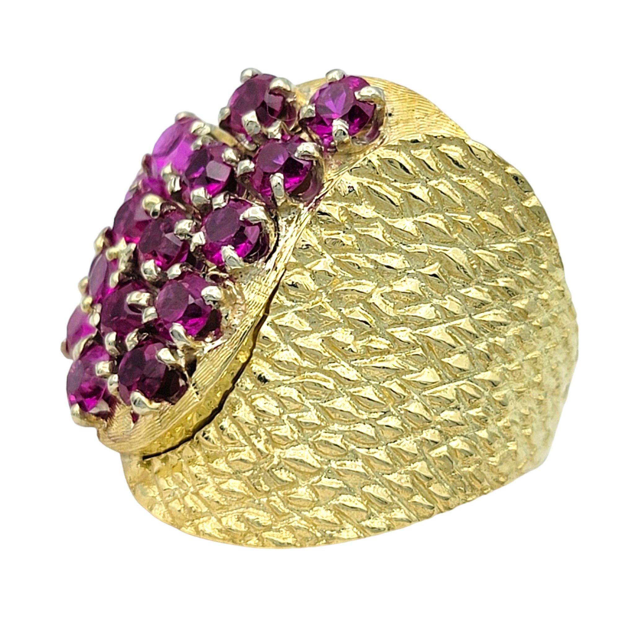 Contemporain Bague cocktail ronde en grappe de rubis synthétiques avec or jaune texturé 18 carats en vente