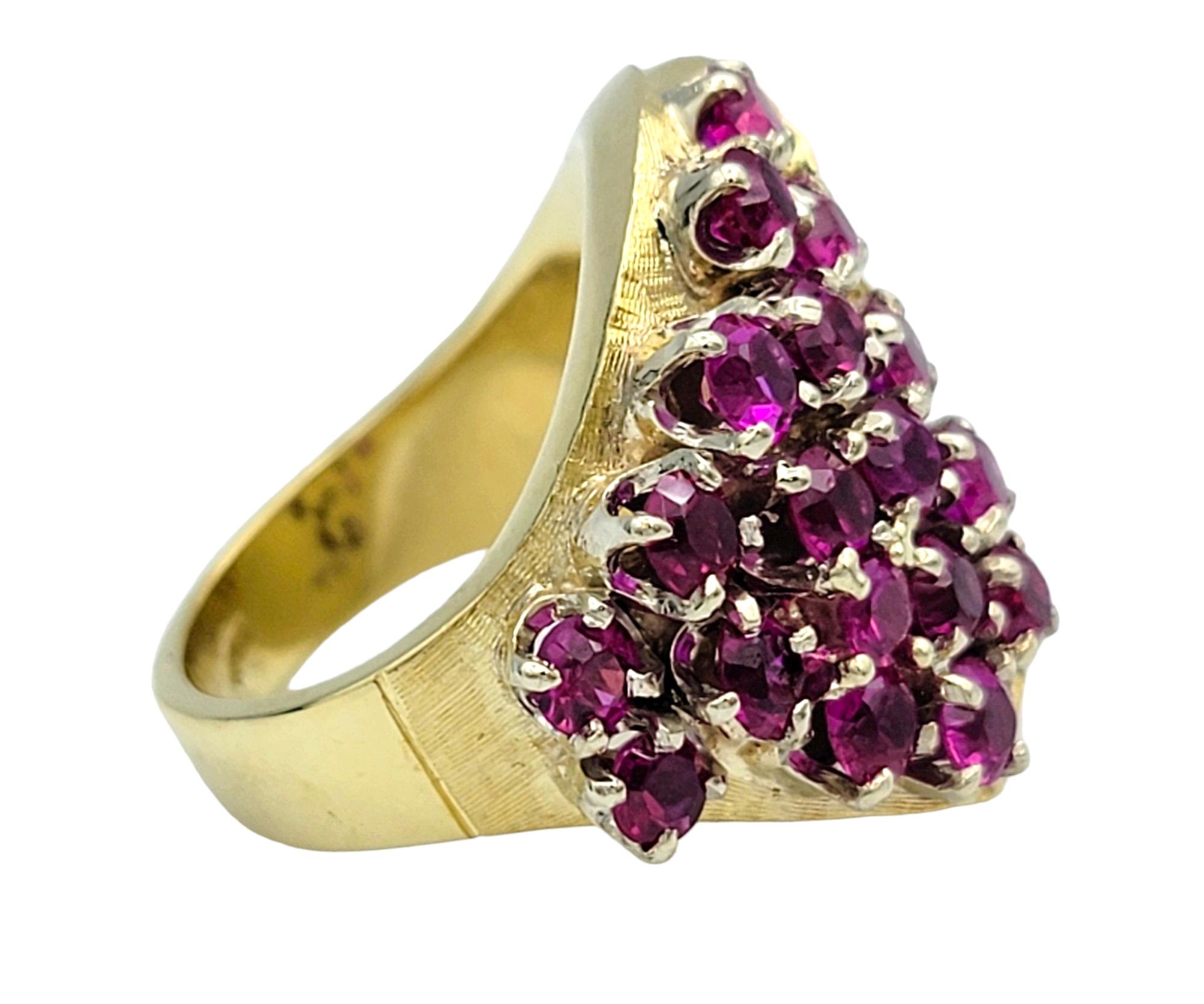Bague cocktail ronde en grappe de rubis synthétiques avec or jaune texturé 18 carats Bon état - En vente à Scottsdale, AZ