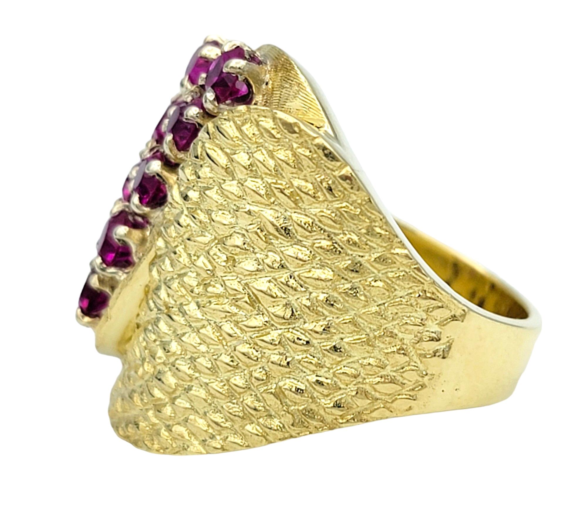 Bague cocktail ronde en grappe de rubis synthétiques avec or jaune texturé 18 carats Pour femmes en vente