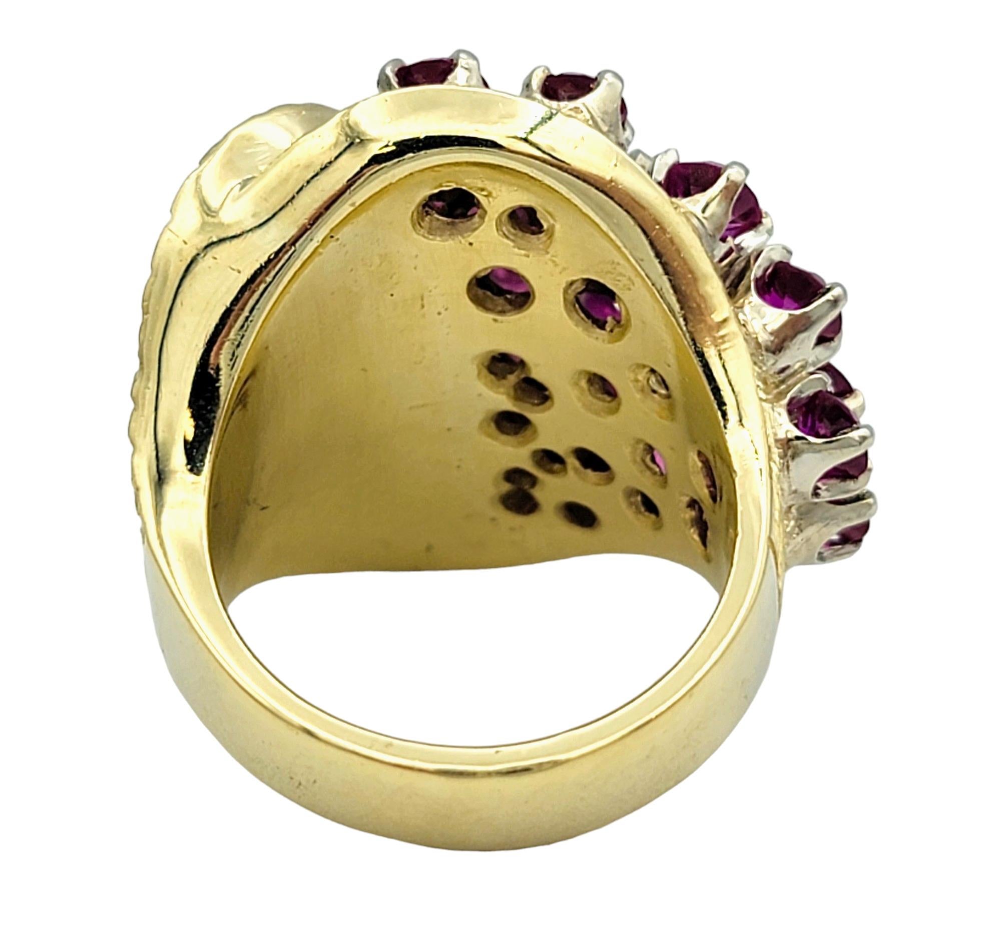Bague cocktail ronde en grappe de rubis synthétiques avec or jaune texturé 18 carats en vente 1