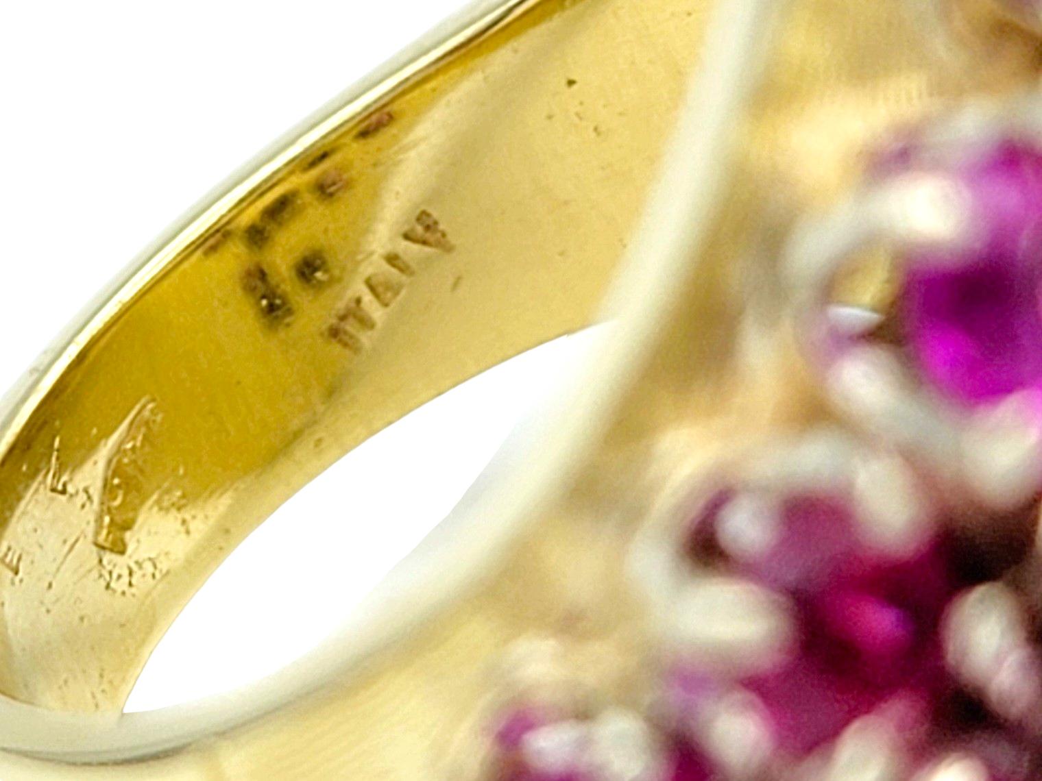 Bague cocktail ronde en grappe de rubis synthétiques avec or jaune texturé 18 carats en vente 2
