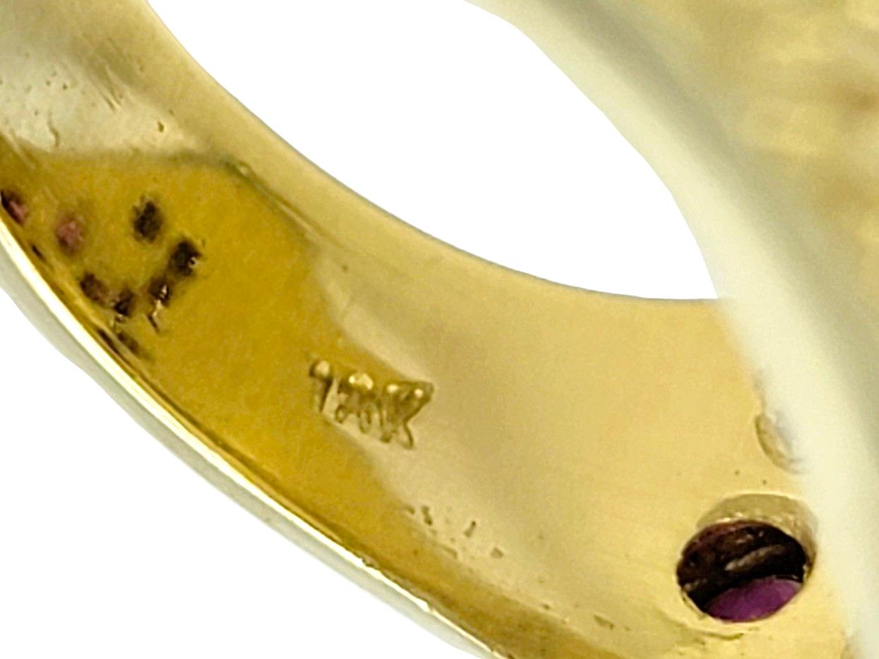 Bague cocktail ronde en grappe de rubis synthétiques avec or jaune texturé 18 carats en vente 3