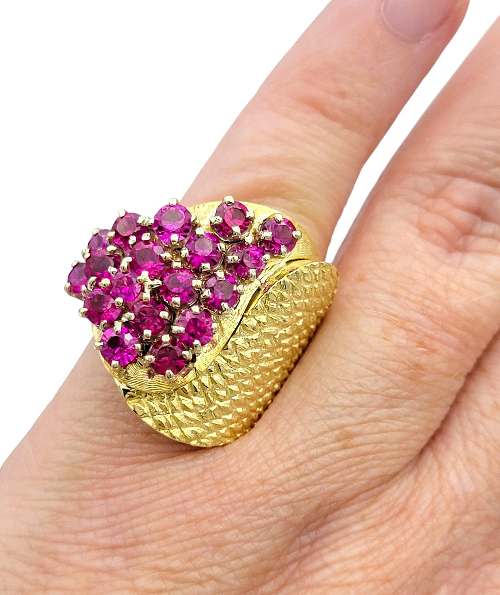 Bague cocktail ronde en grappe de rubis synthétiques avec or jaune texturé 18 carats en vente 4