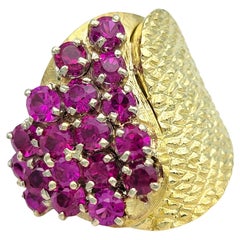 Anillo de Cóctel de Rubí Sintético Redondo en Racimo con Textura de Oro Amarillo de 18 Kilates