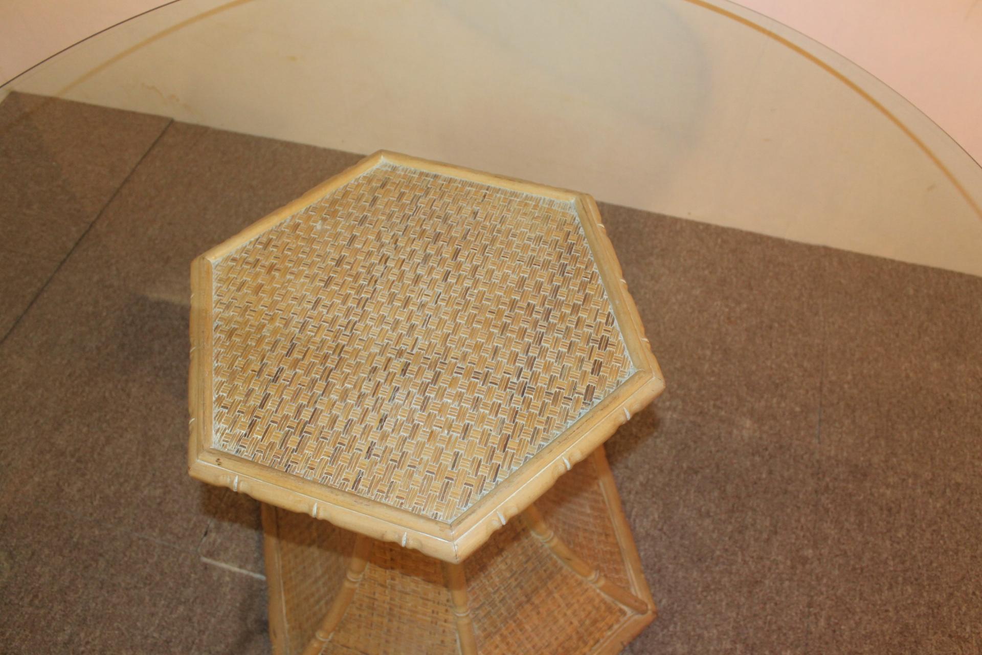 Mesa redonda, base de bambú, gran tablero de cristal, 1970 en venta 2