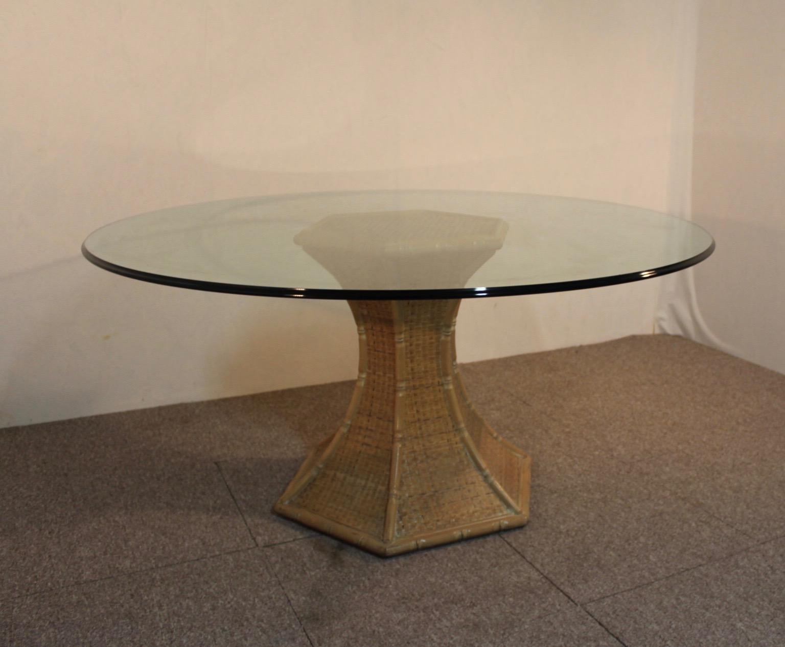 Mesa redonda, base de bambú, gran tablero de cristal, 1970 en venta 3
