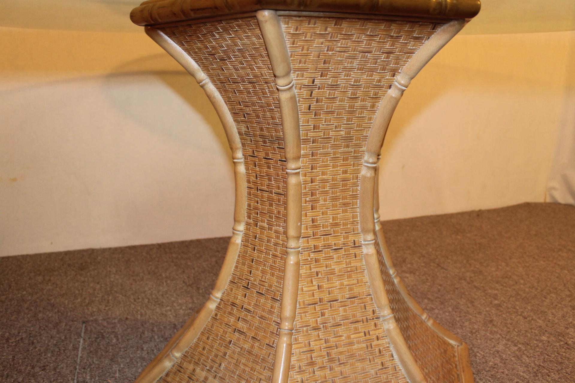 Mesa redonda, base de bambú, gran tablero de cristal, 1970 en venta 5