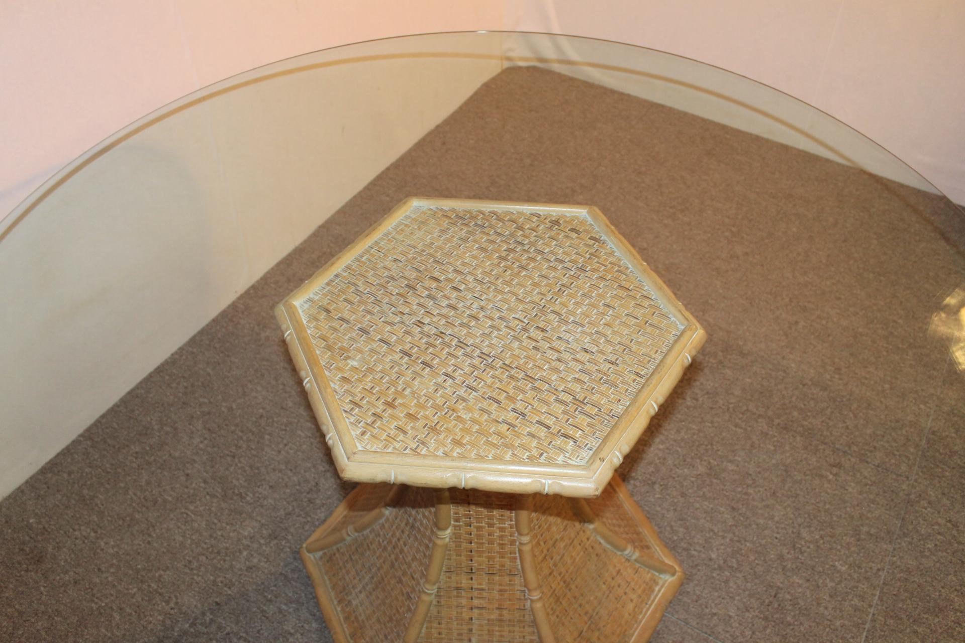 Mesa redonda, base de bambú, gran tablero de cristal, 1970 en venta 6