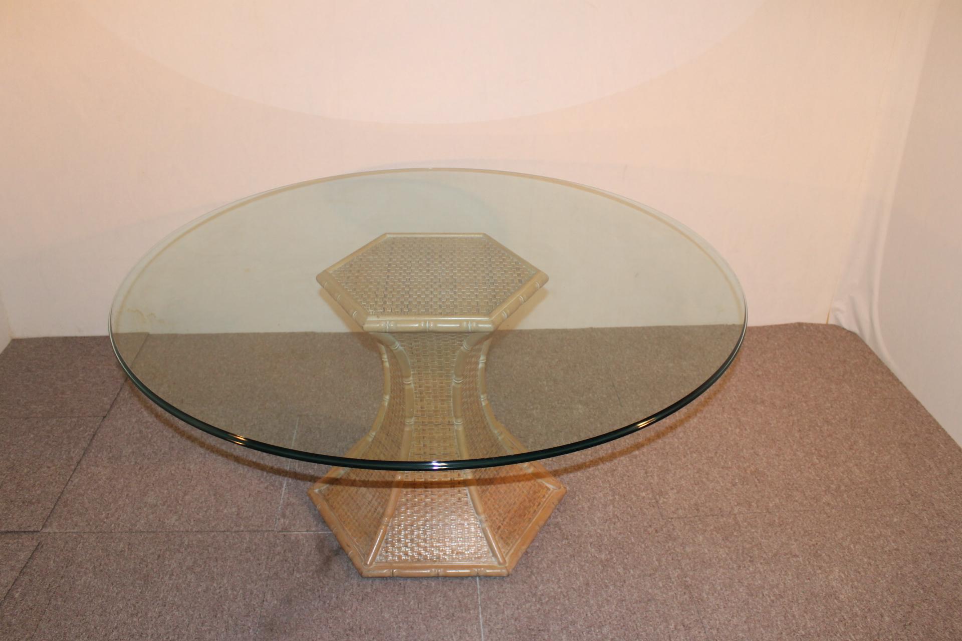 Mesa redonda, base de bambú, gran tablero de cristal, 1970 en venta 7