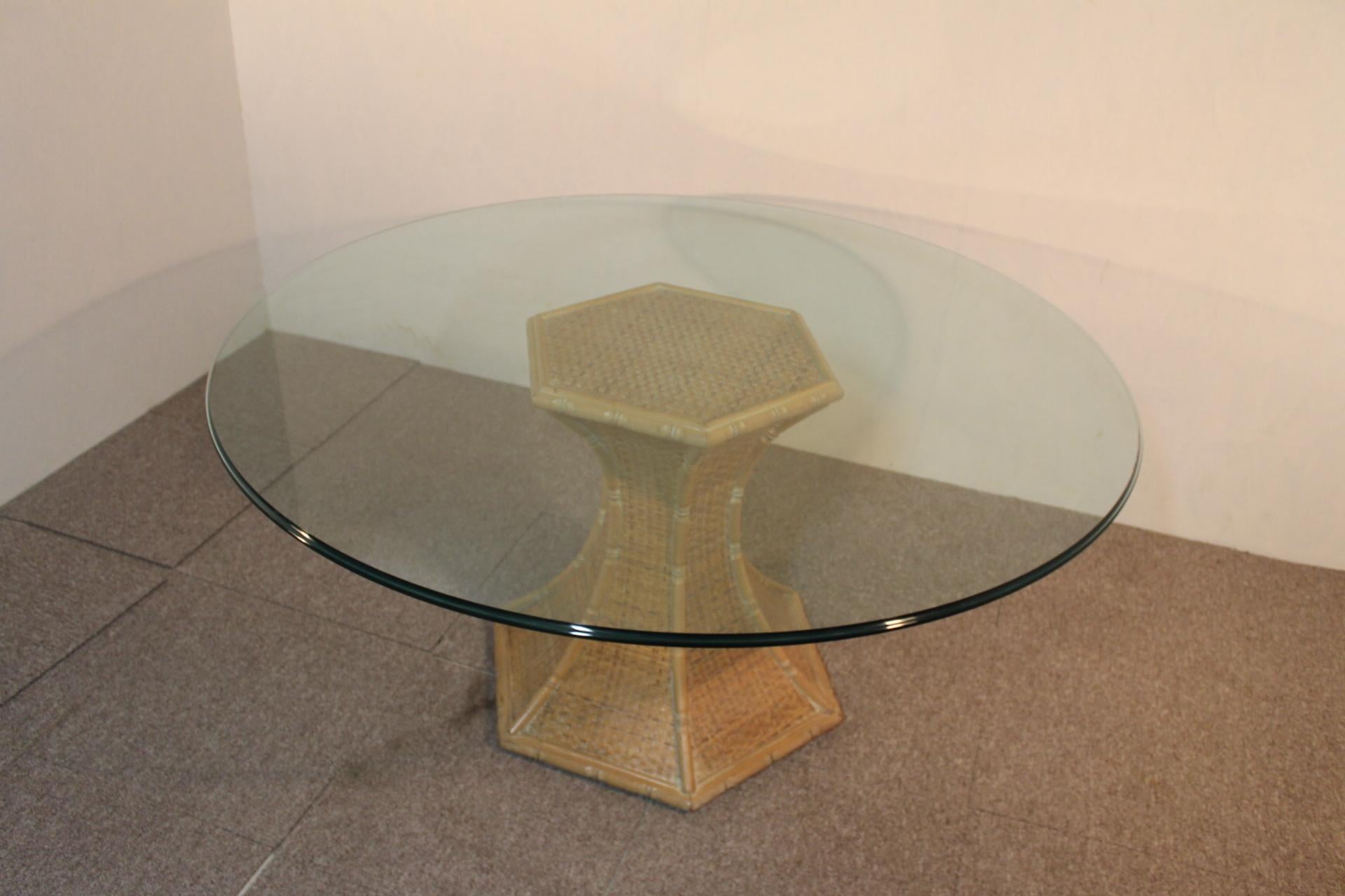 Mesa redonda, base de bambú, gran tablero de cristal, 1970 en venta 8
