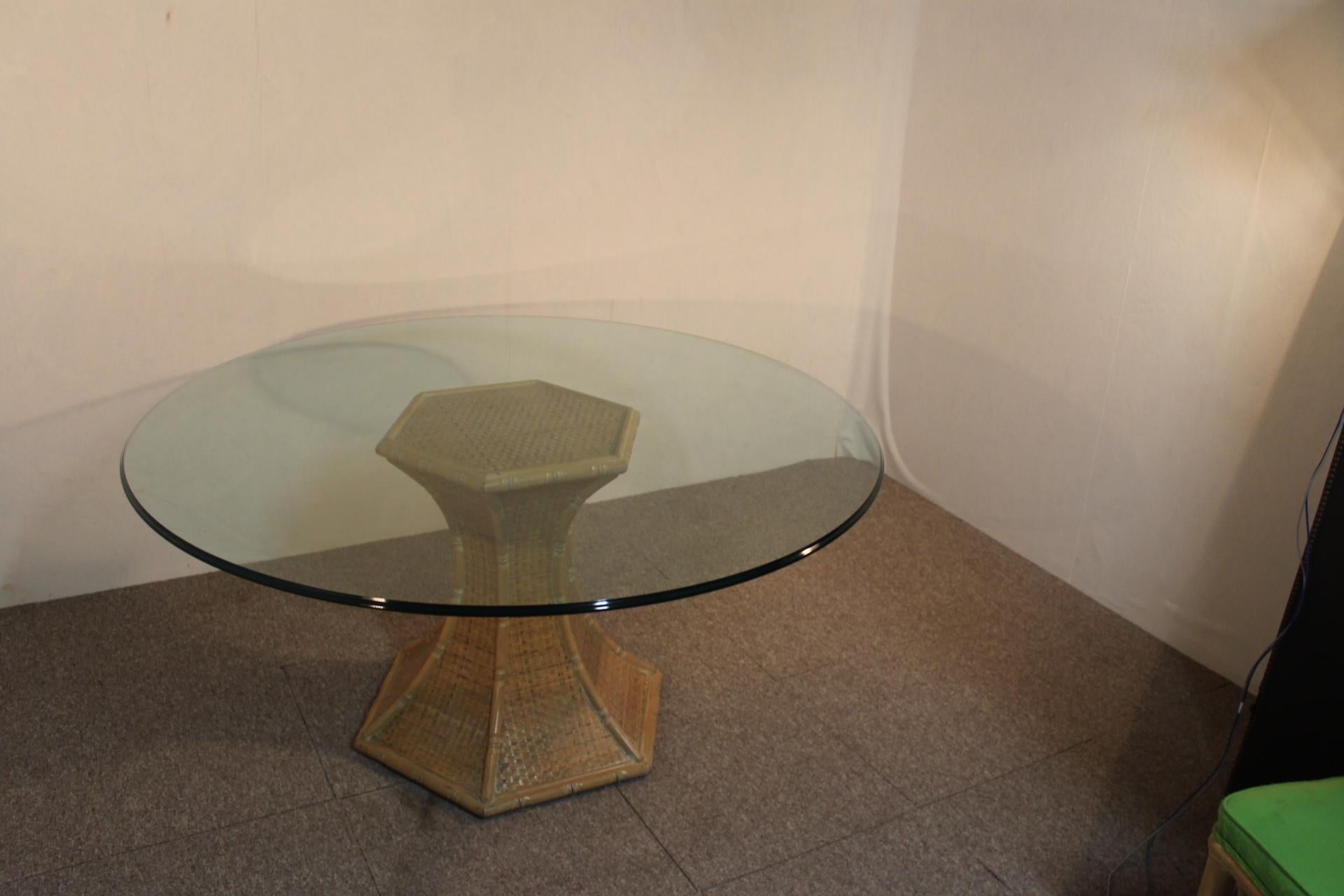 Mesa redonda, base de bambú, gran tablero de cristal, 1970 en venta 9