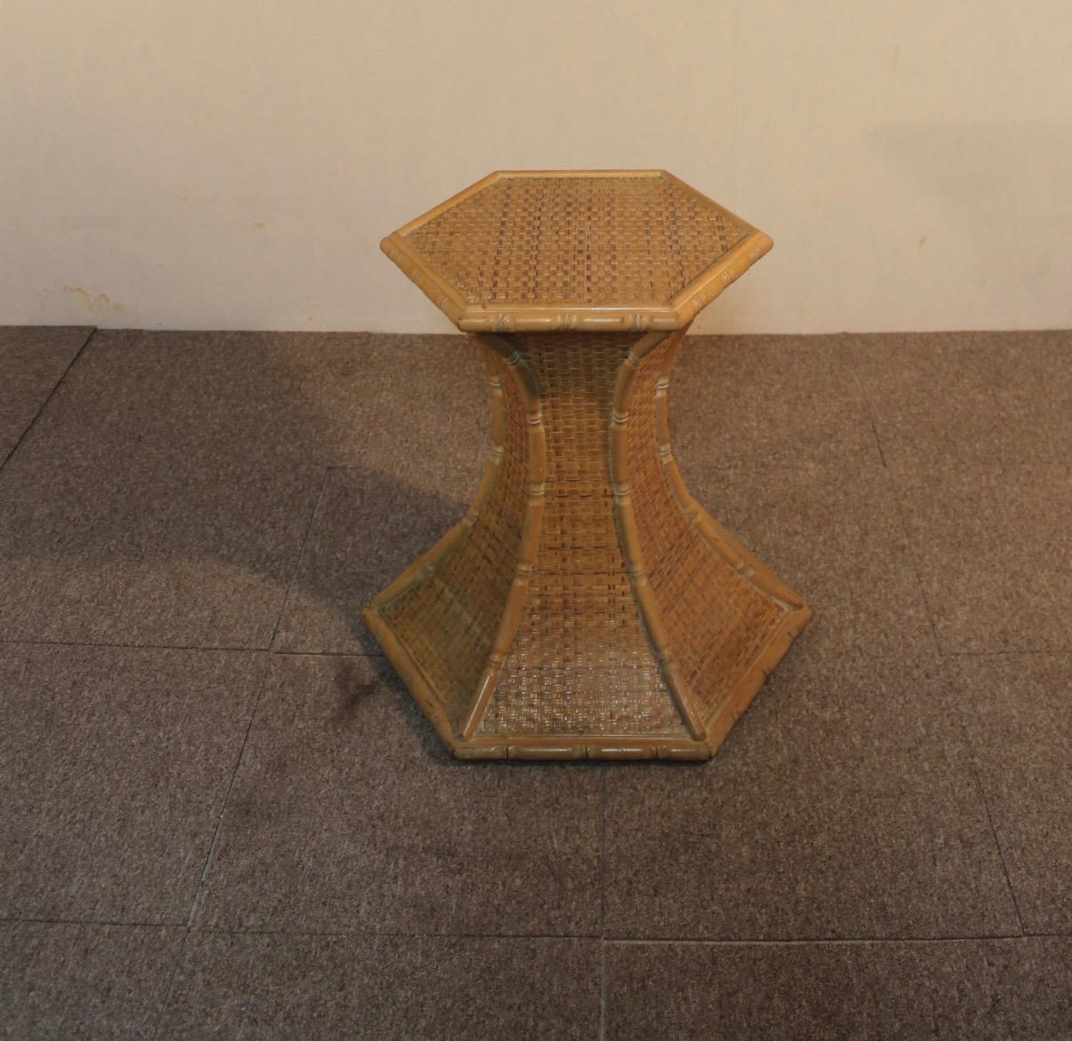 Mesa redonda, base de bambú, gran tablero de cristal.