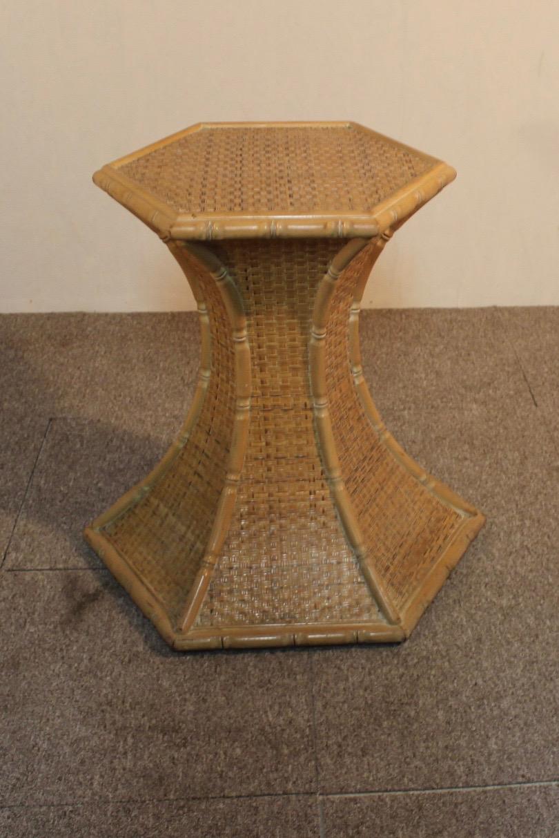 Mesa redonda, base de bambú, gran tablero de cristal, 1970 Movimiento estético en venta