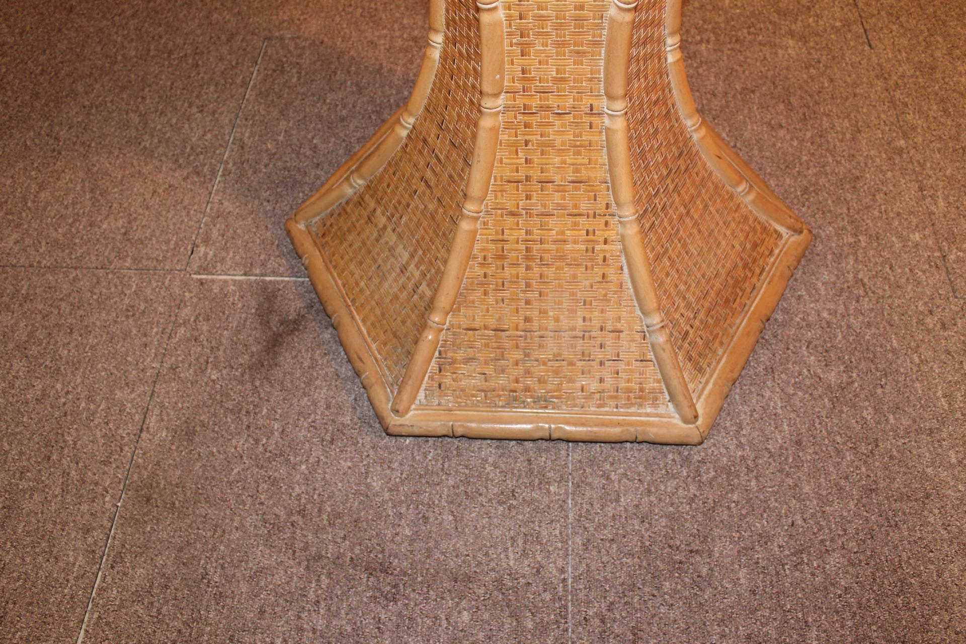 Mesa redonda, base de bambú, gran tablero de cristal, 1970 Francés en venta